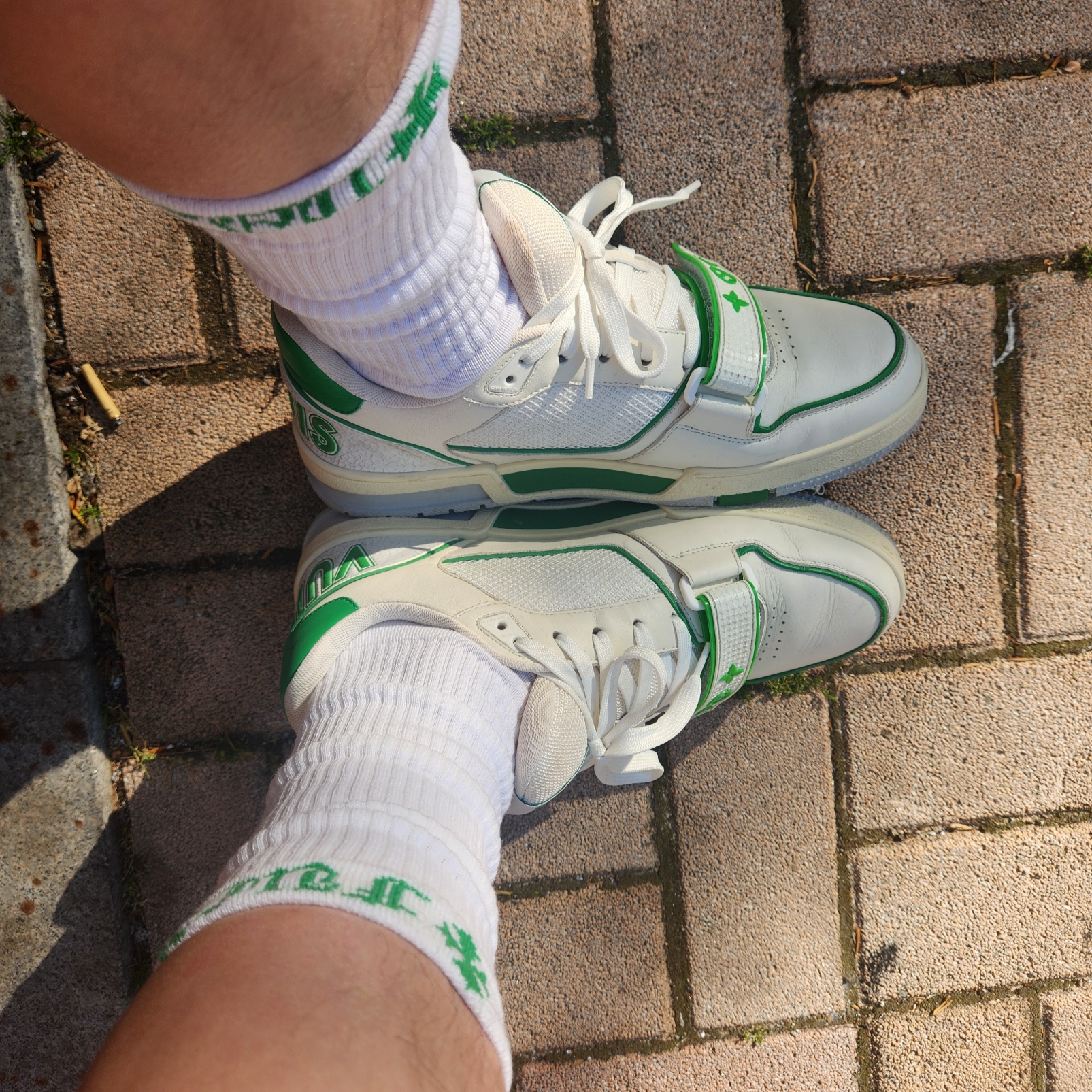 Louis Vuitton LV Trainer Sneakers White Green, Louis Vuitton LV Trainer Sneakers Black 착용 스타일 - 2