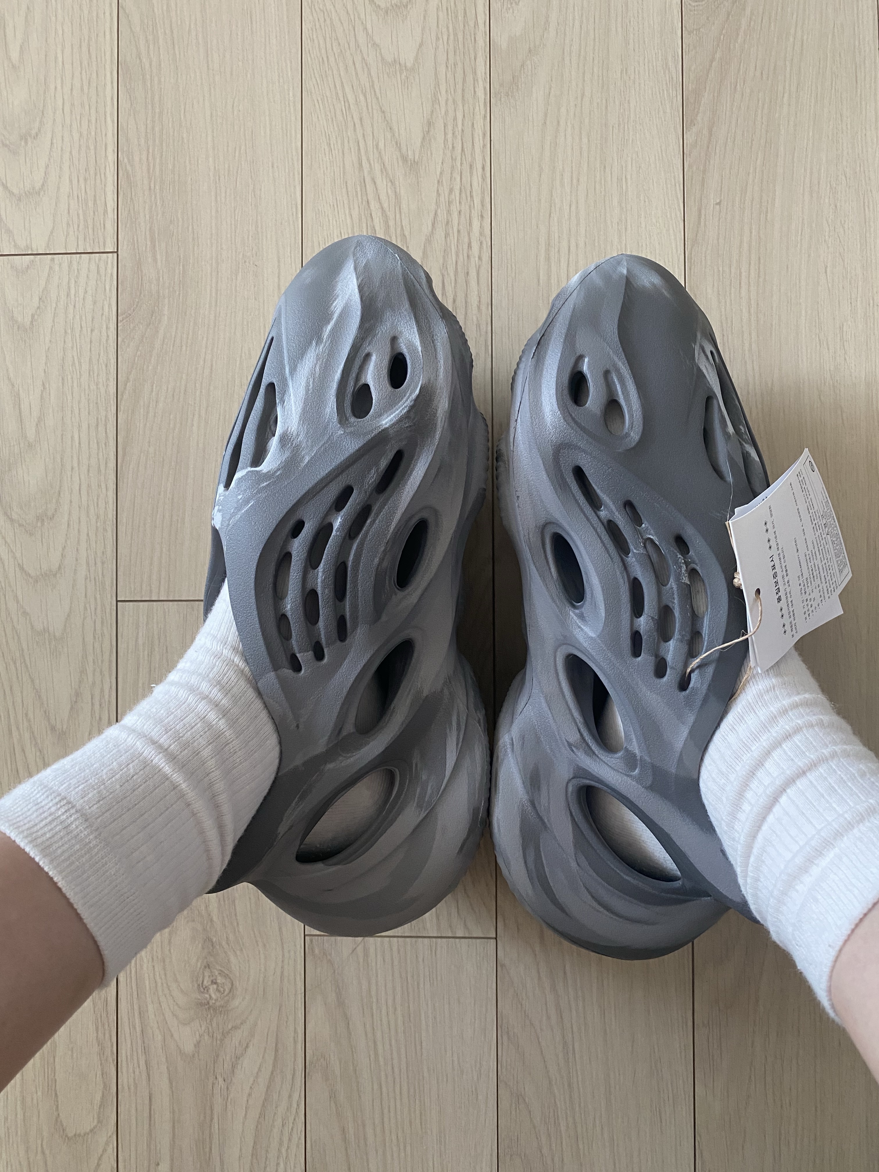 Adidas Yeezy Foam RNNR MX Granite 착용 스타일 - 1