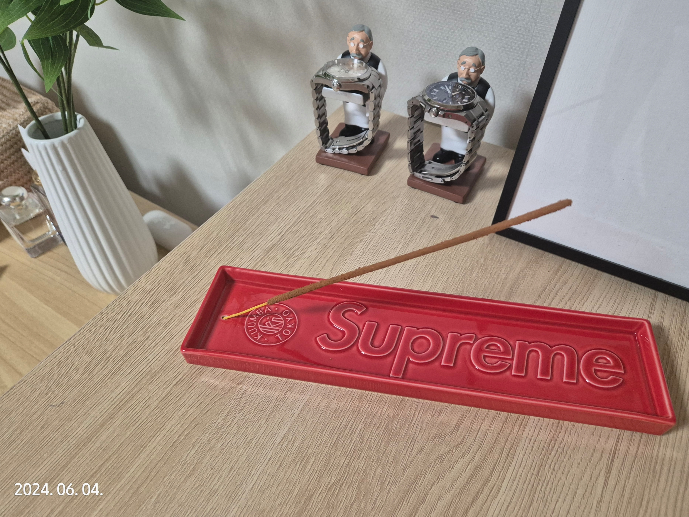 Supreme Kuumba Incense Tray Red - 24SS 착용 스타일