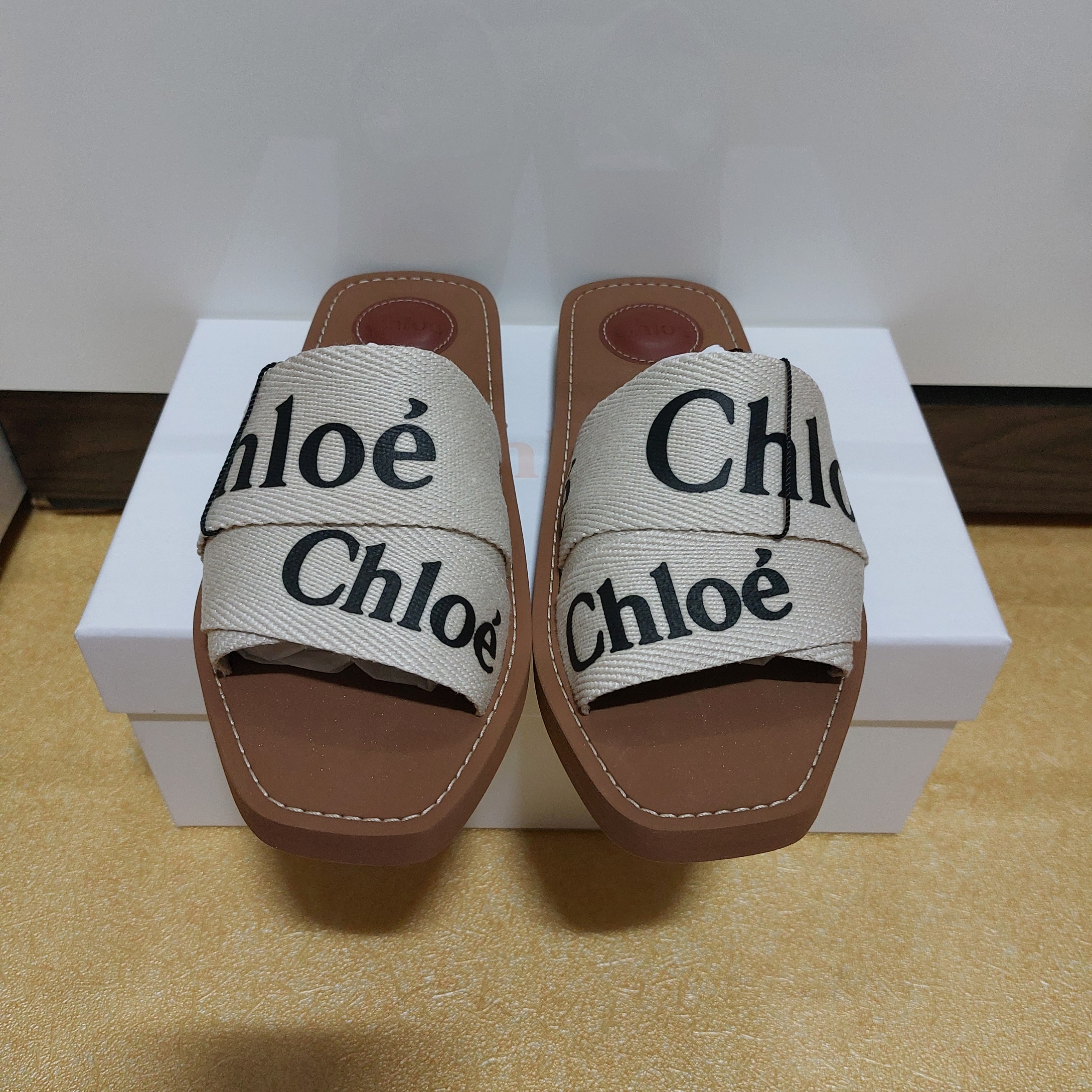 (W) Chloe Woody Flat Mule White 착용 스타일 - 1