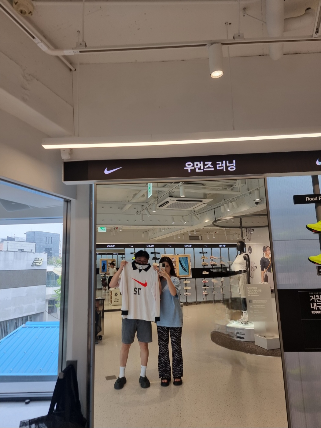 Nike NSW Long Sleeve T-Shirt Phantom Black Bright Crimson, Adidas Yeezy Foam RNNR Onyx 착용 스타일