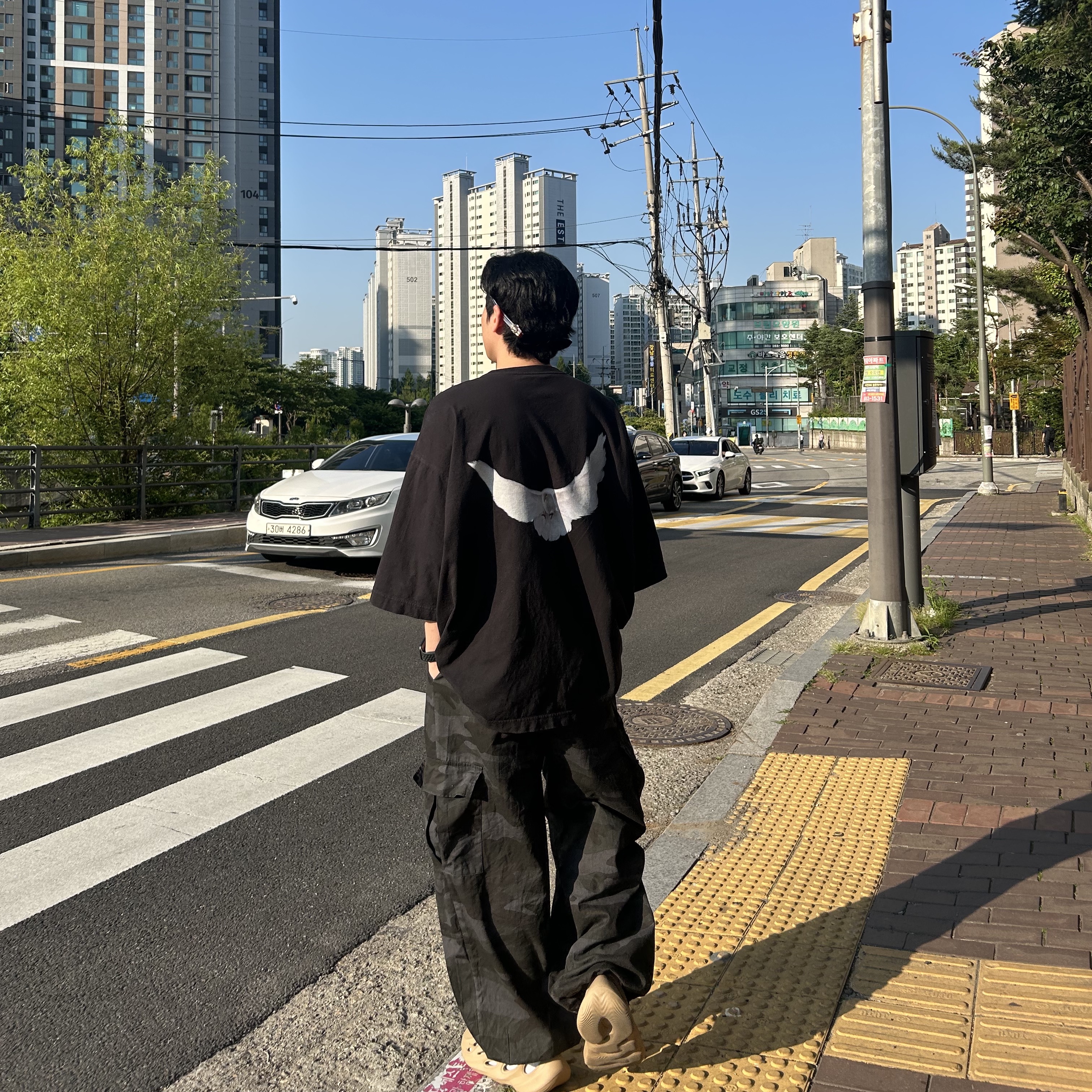 Yeezy Gap Engineered By Balenciaga Dove 3/4 Sleeve T-Shirt Black, Adidas Yeezy Foam RNNR Clay Taupe 착용 스타일