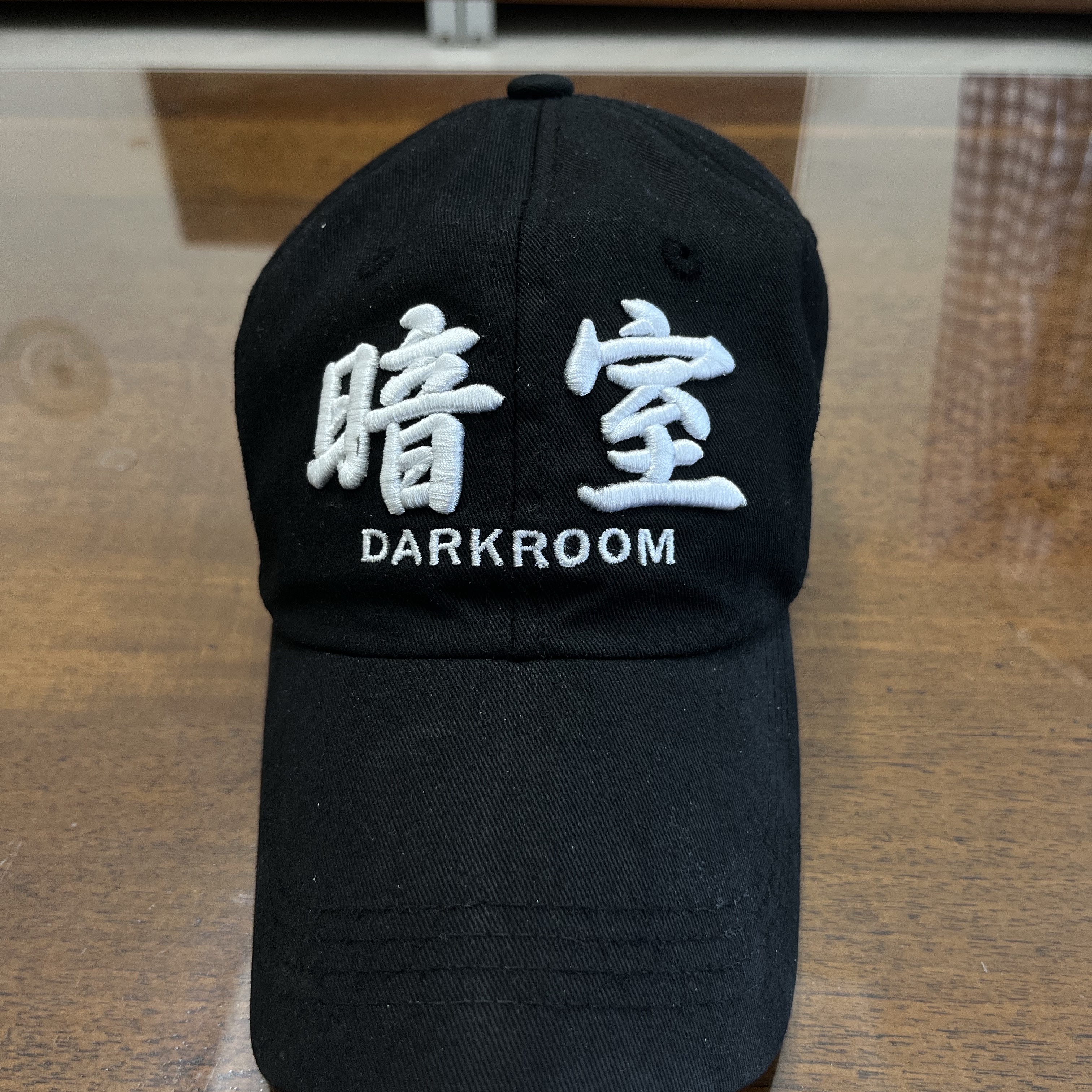 Darkr8m Studio White Logo Cap 착용 스타일