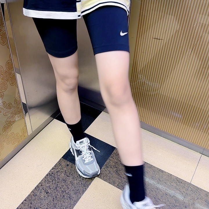 (W) 나이키 줌 보메로 5 코블스톤 앤 플랫 퓨터 착용 스타일 - 3