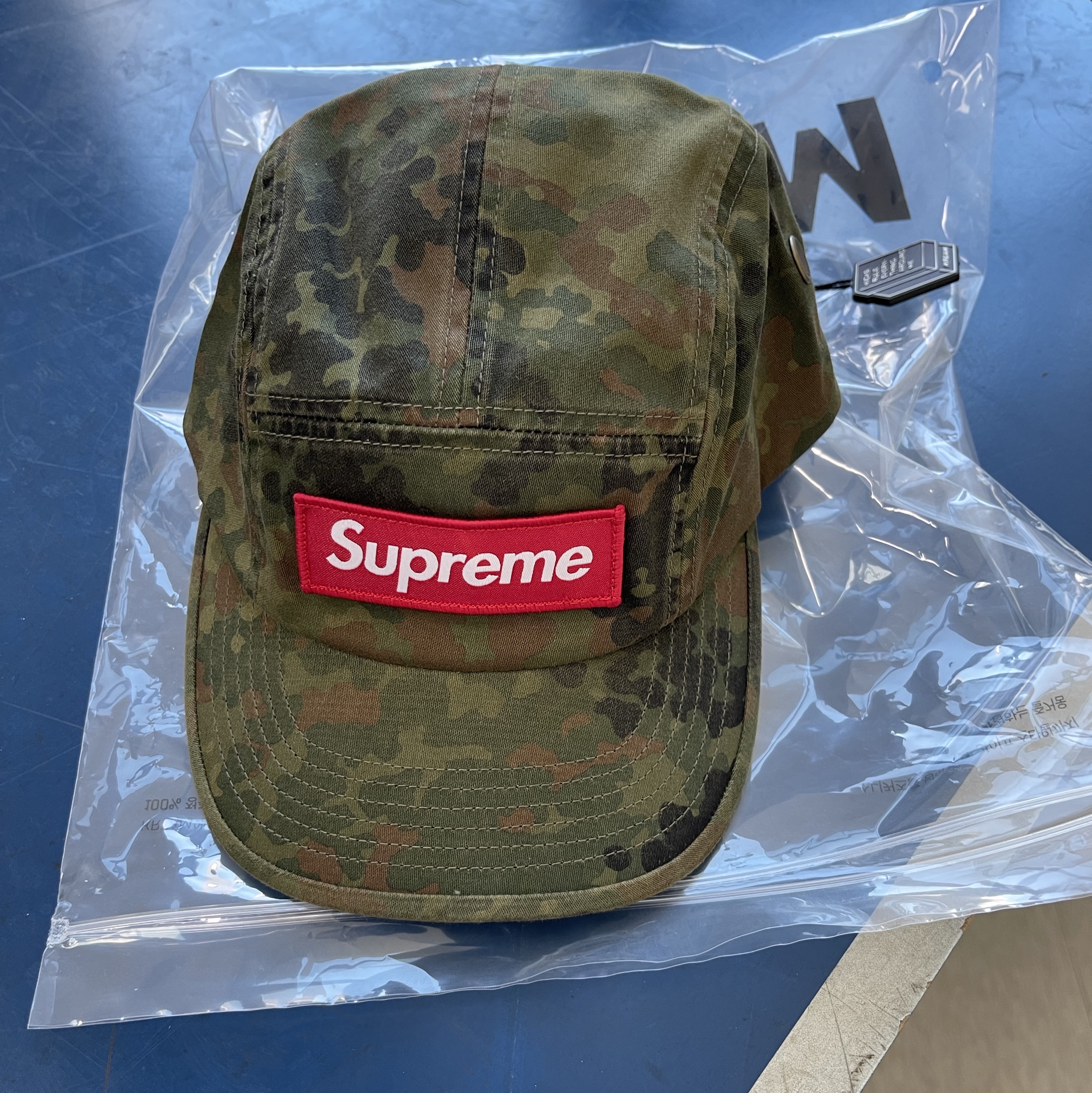 Supreme Military Camp Cap Flecktarn Camo - 23FW 착용 스타일