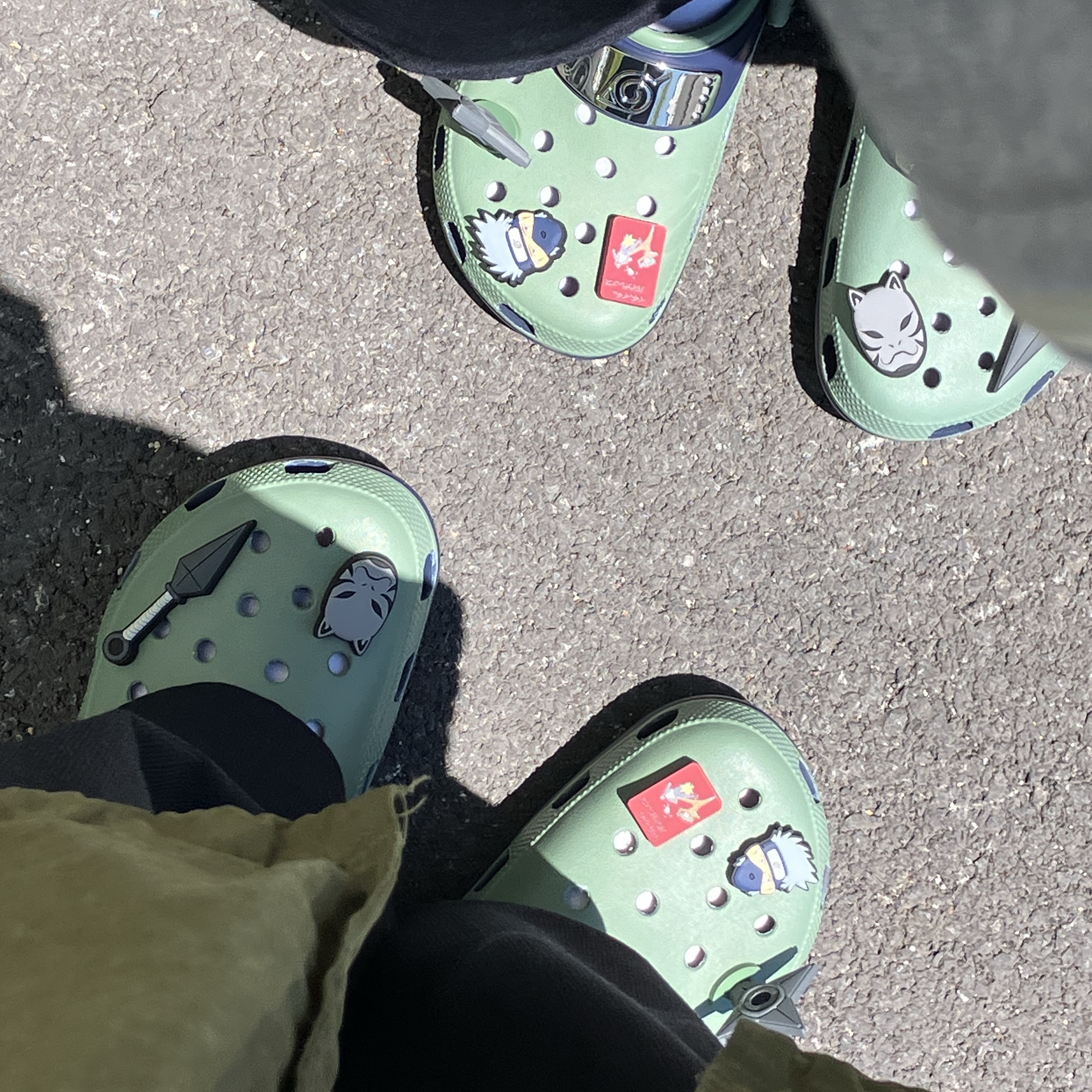 Crocs x Naruto Classic Clog Kakashi 착용 스타일