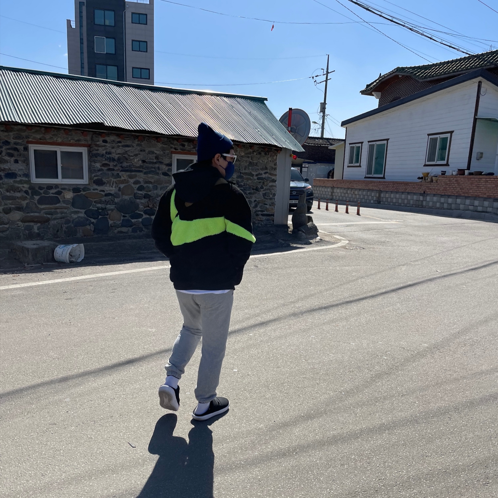 Nike Big Swoosh Full Zip Jacket Black Volt 착용 스타일