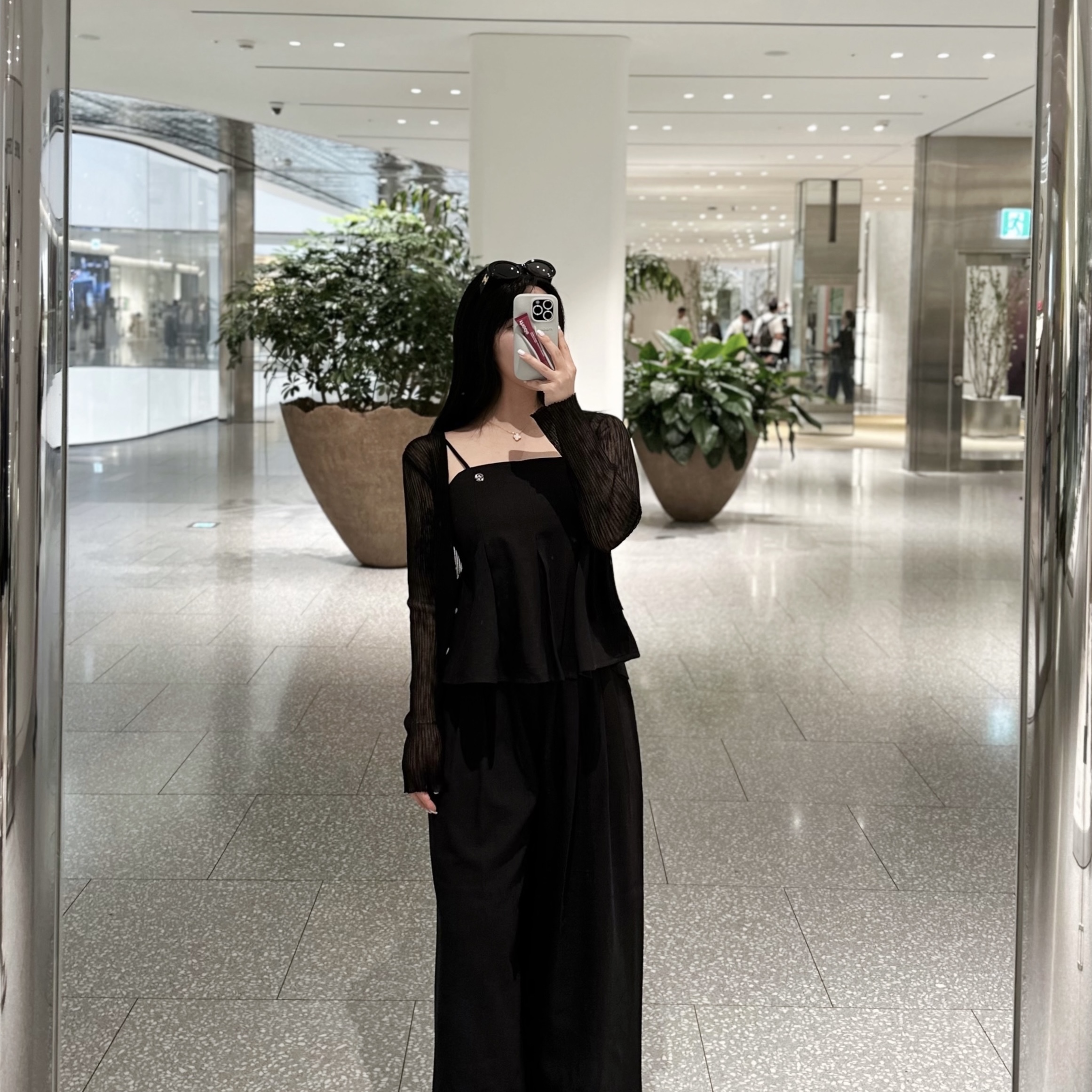 (W) Celine Triomphe 01 Sunglasses in Acetate Black 착용 스타일 - 4