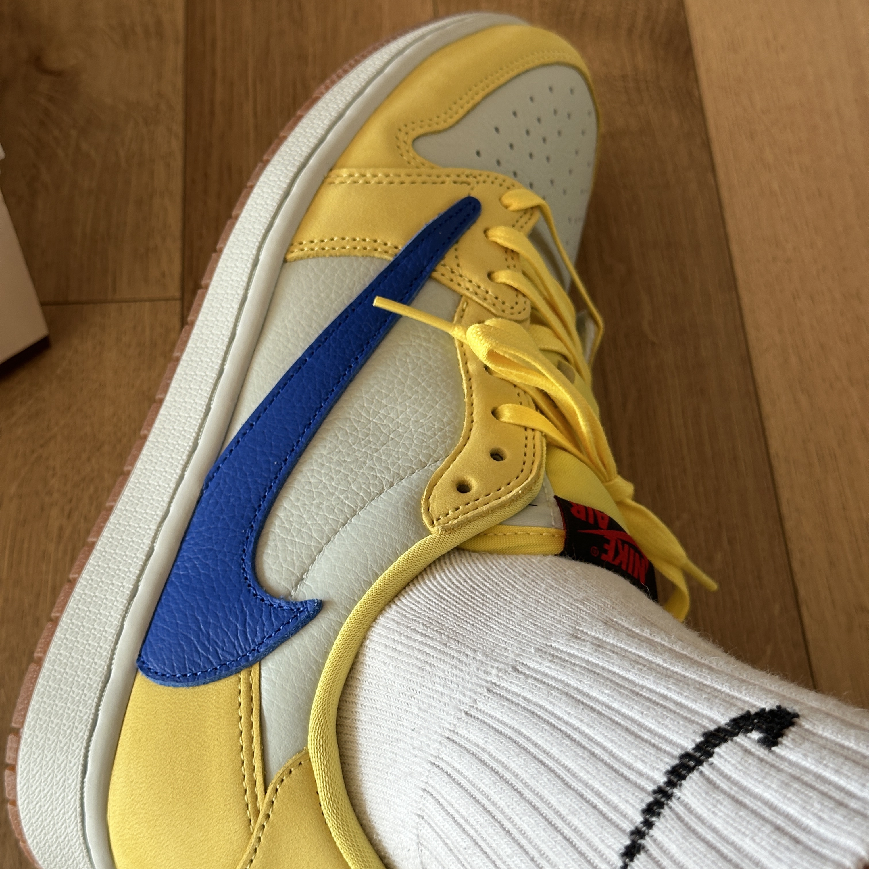 (W) Jordan 1 x Travis Scott Retro Low OG SP Canary 착용 스타일 - 3