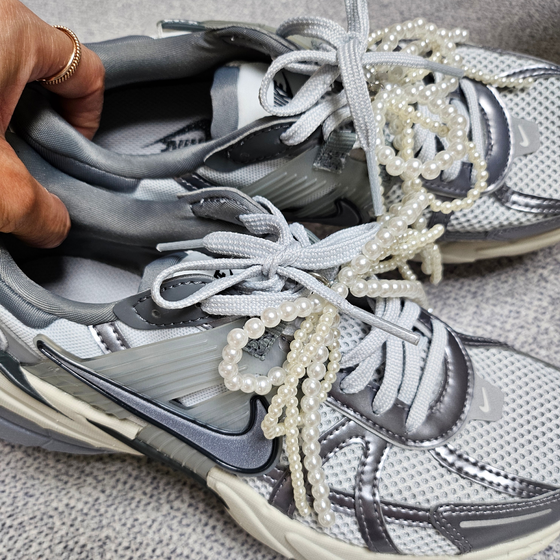 Nike V2K Run Pure Platinum Wolf Grey 착용 스타일 - 3