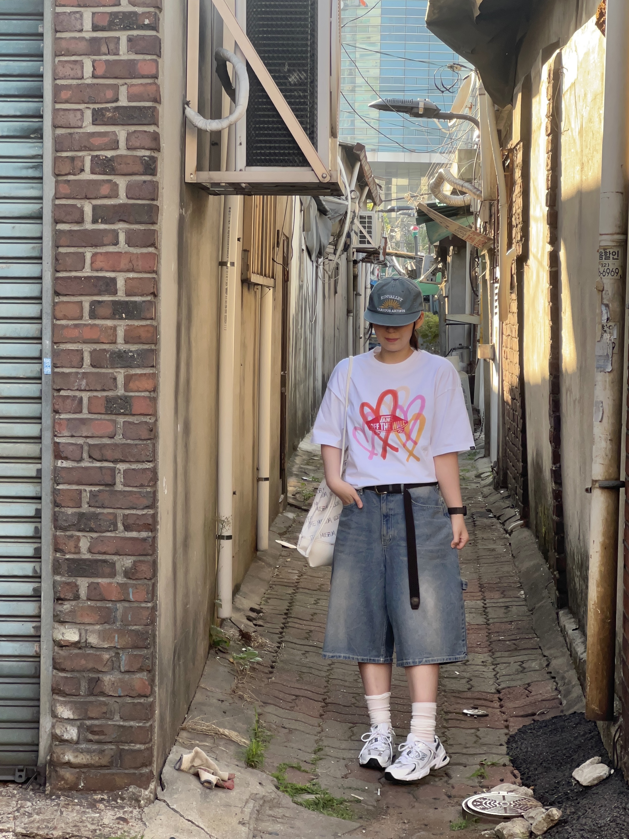 Vans x The Museum Visitor Big Heart GFX T-Shirt White, New Balance 530 White Silver 착용 스타일 - 1
