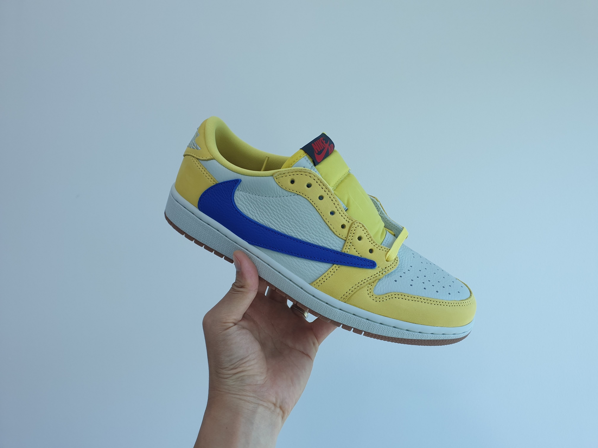 (W) Jordan 1 x Travis Scott Retro Low OG SP Canary 착용 스타일 - 1