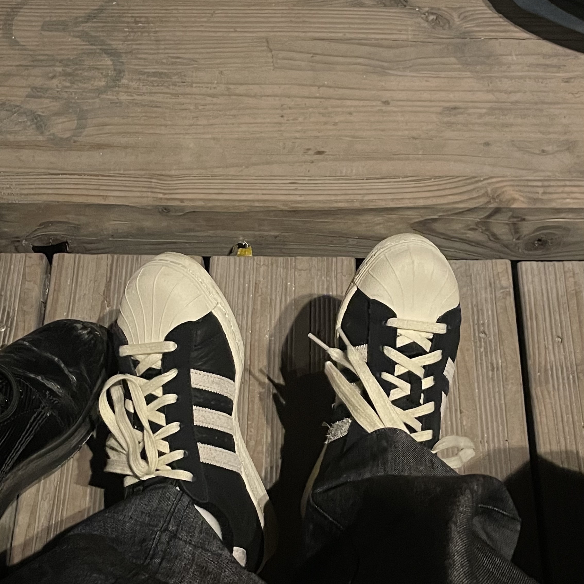 Adidas Superstar 82 Black White 착용 스타일 - 1