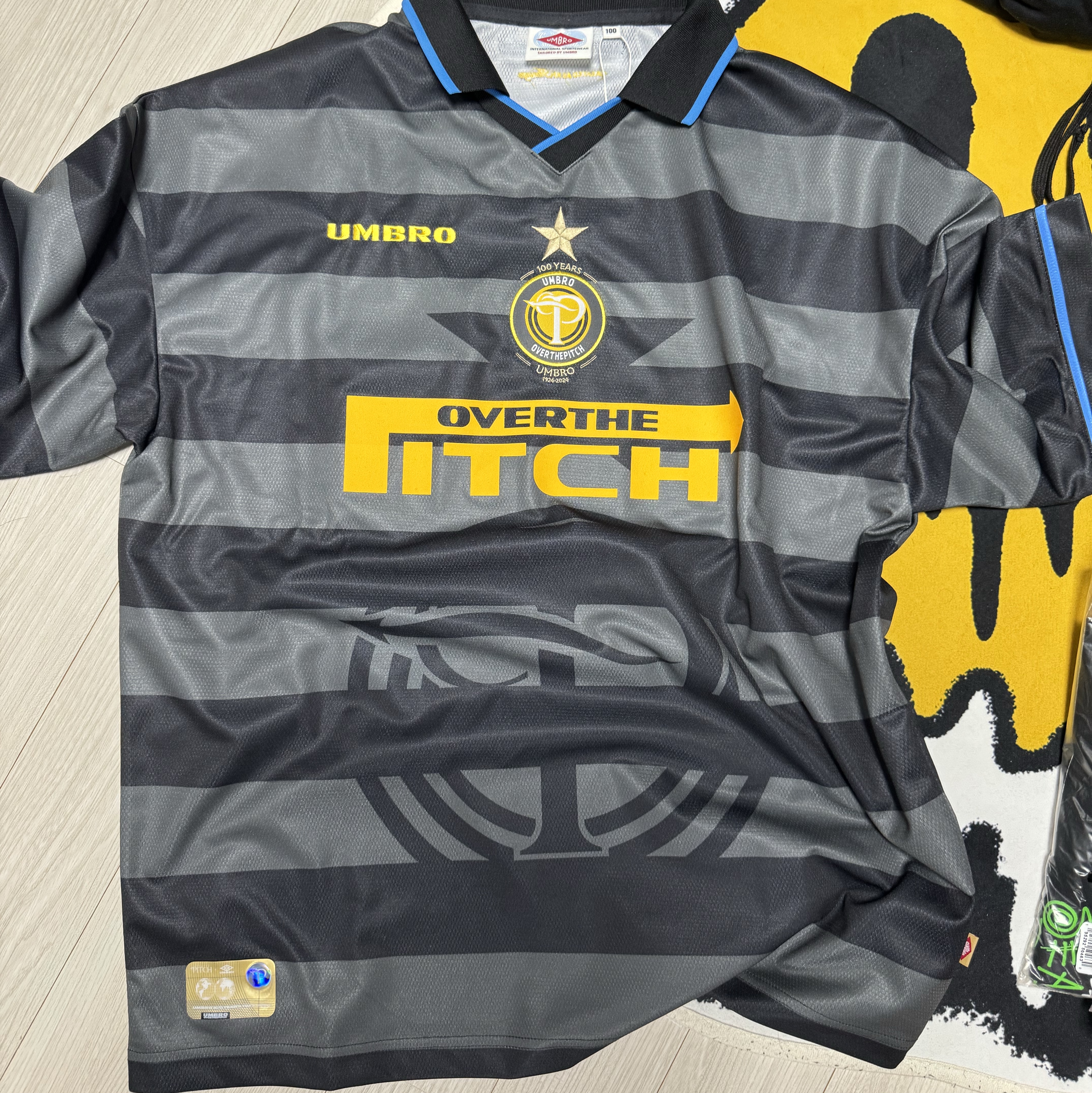 Over The Pitch x Umbro 100th Anniversary Homage Football Jersey 착용 스타일