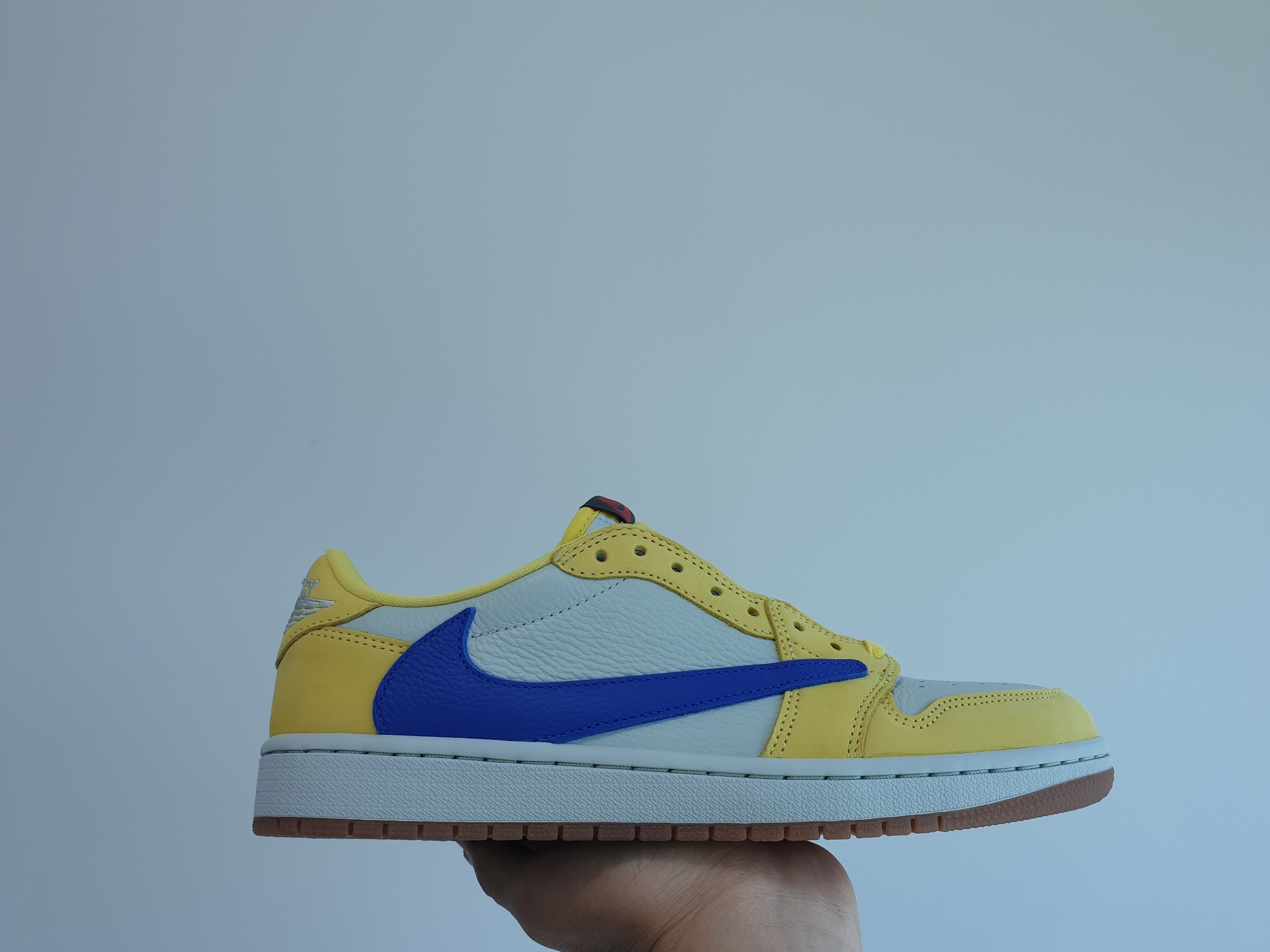 (W) Jordan 1 x Travis Scott Retro Low OG SP Canary 착용 스타일 - 2