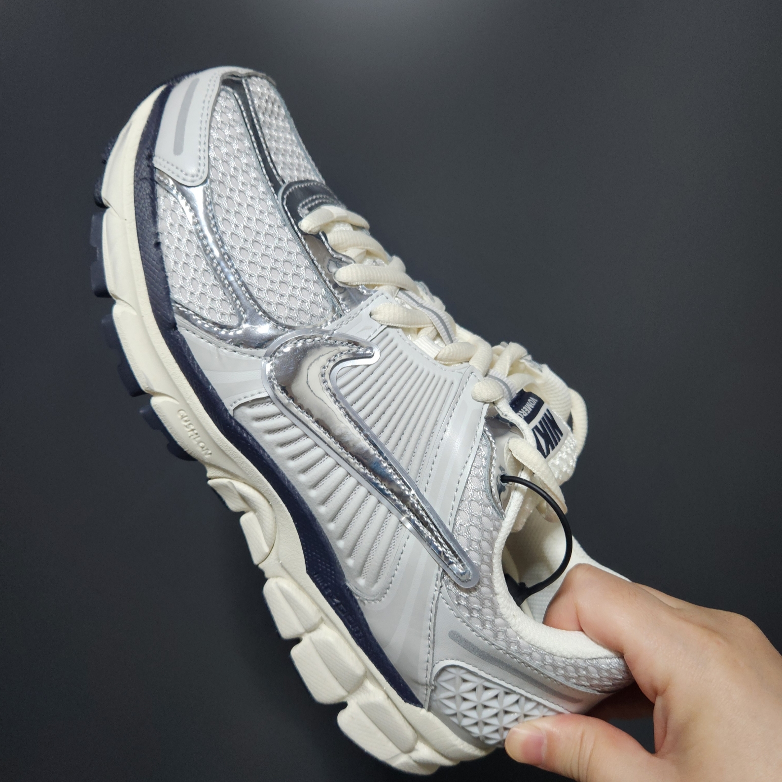 Nike Zoom Vomero 5 Photon Dust Gridiron 착용 스타일