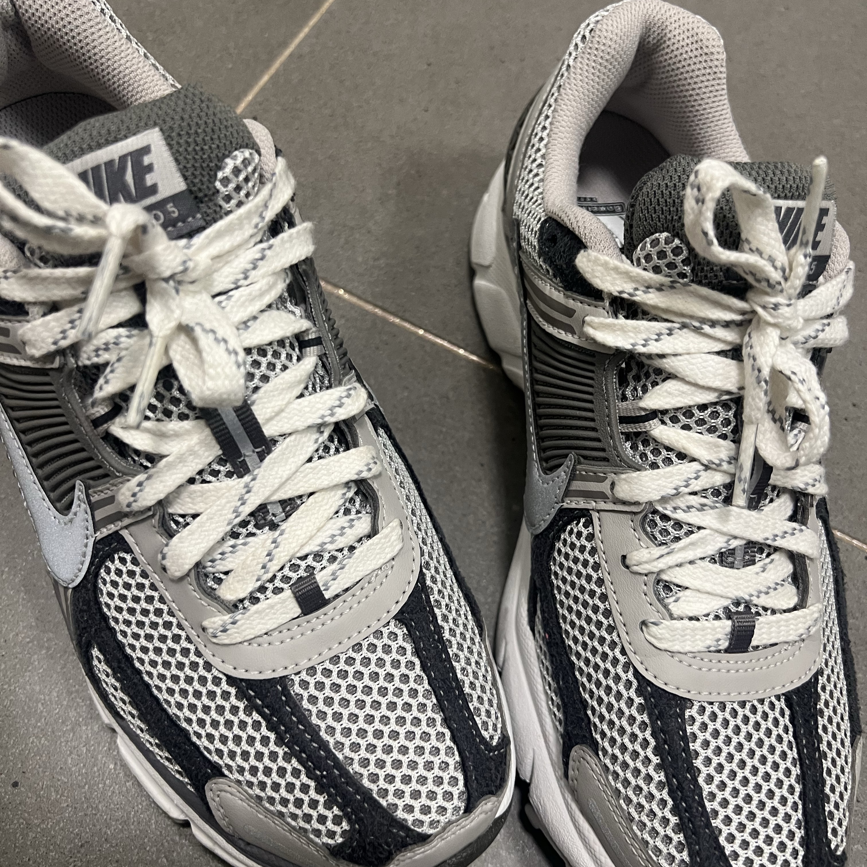 Nike Zoom Vomero 5 PRM Light Iron Ore and Flat Fewter 착용 스타일