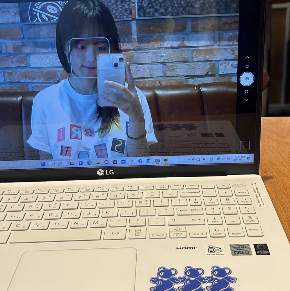 [예약 배송] afarispot 1/2 Stickerpack Tee White, Safarispot 1/2 Stickerpack Tee Pink 착용 스타일