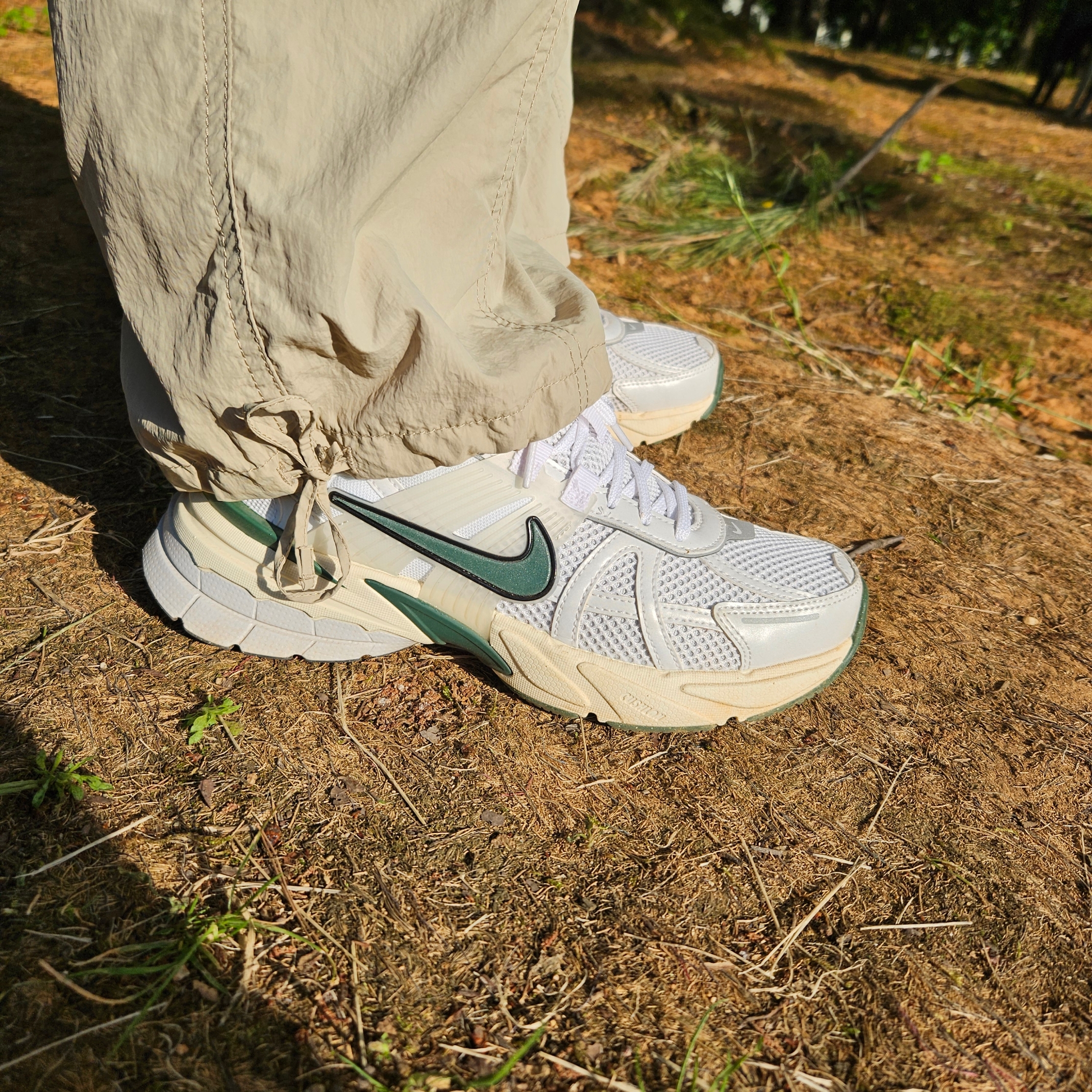 Nike V2K Run White Fir 착용 스타일 - 1