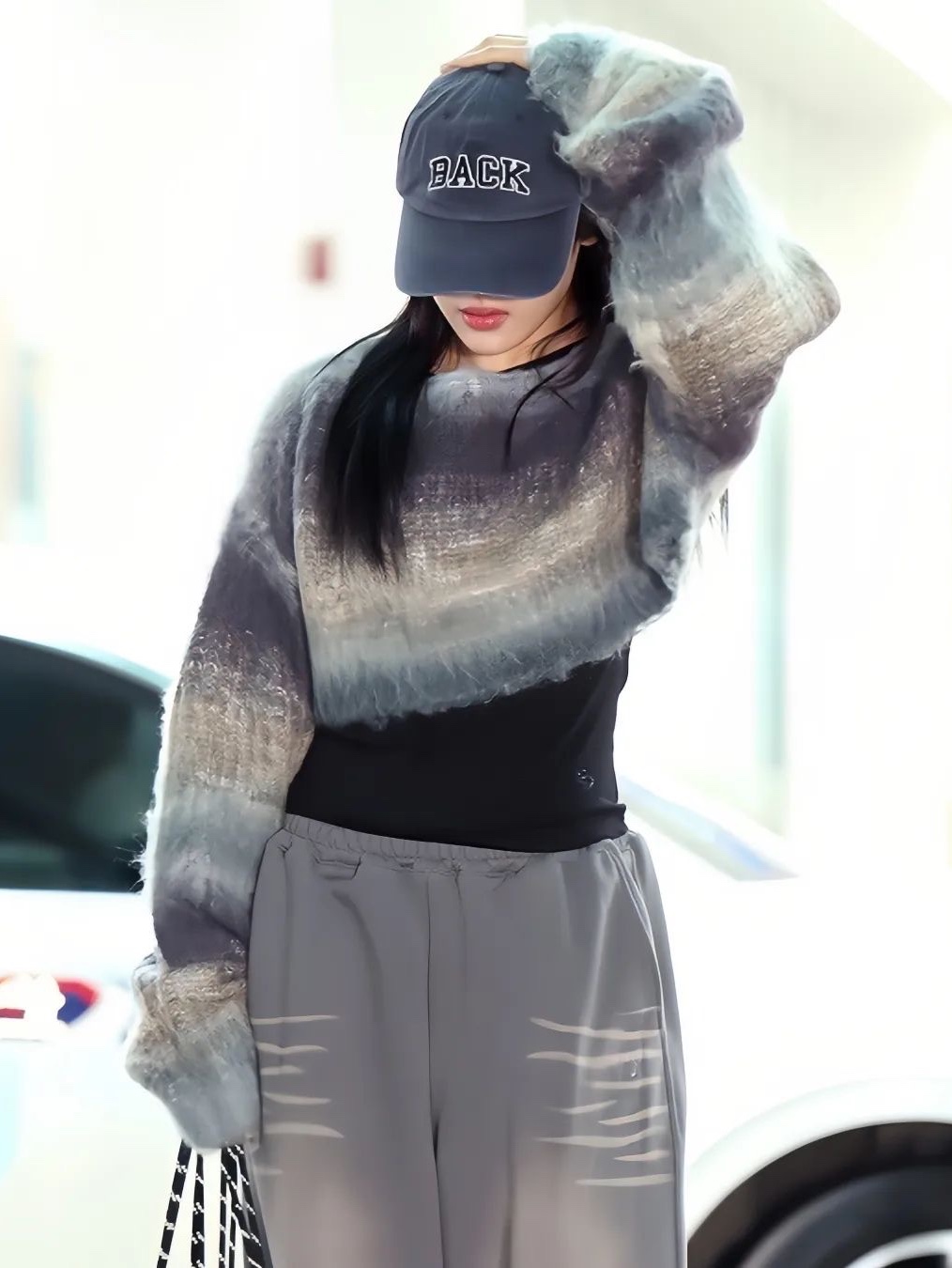 Perverze Women Archive Knit Cardigan White, Perverze Women Double Face Knit Tops Blue 착용 스타일 - 3