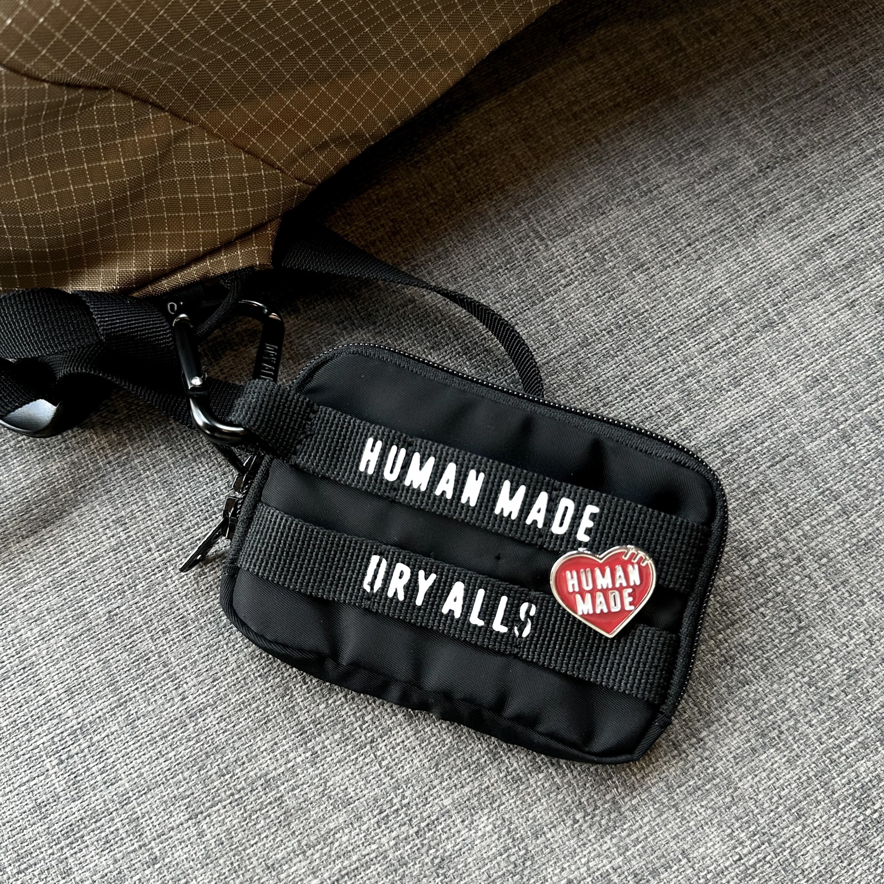 Human Made Military Card Case Black, Human Made Heart Pin Yellow 착용 스타일 - 2
