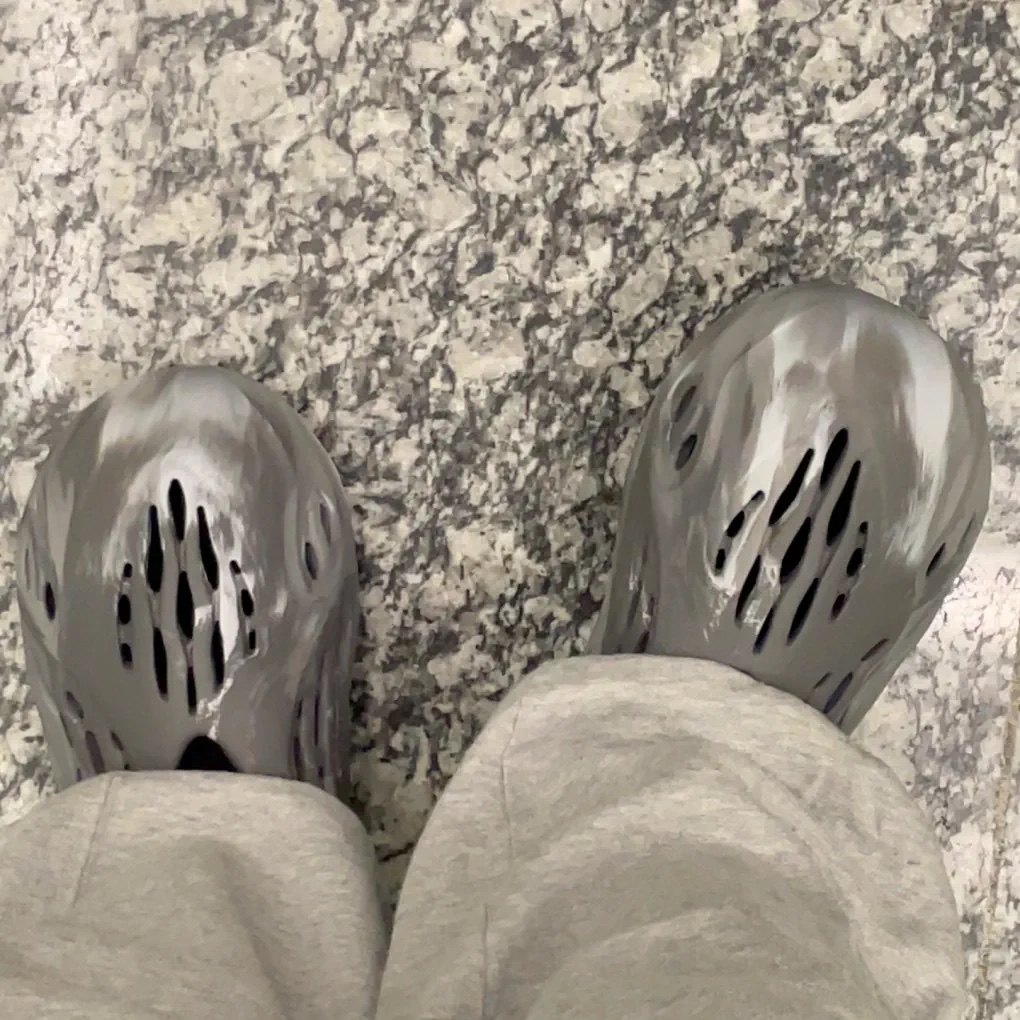 Adidas Yeezy Foam RNNR MX Granite 착용 스타일