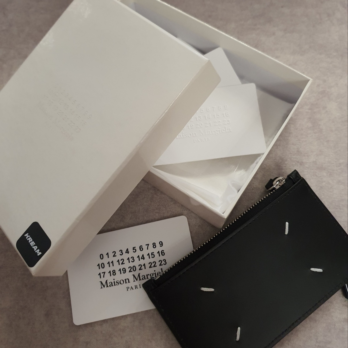 Maison Margiela Bovine Leather Zipped Card Holder Black 착용 스타일