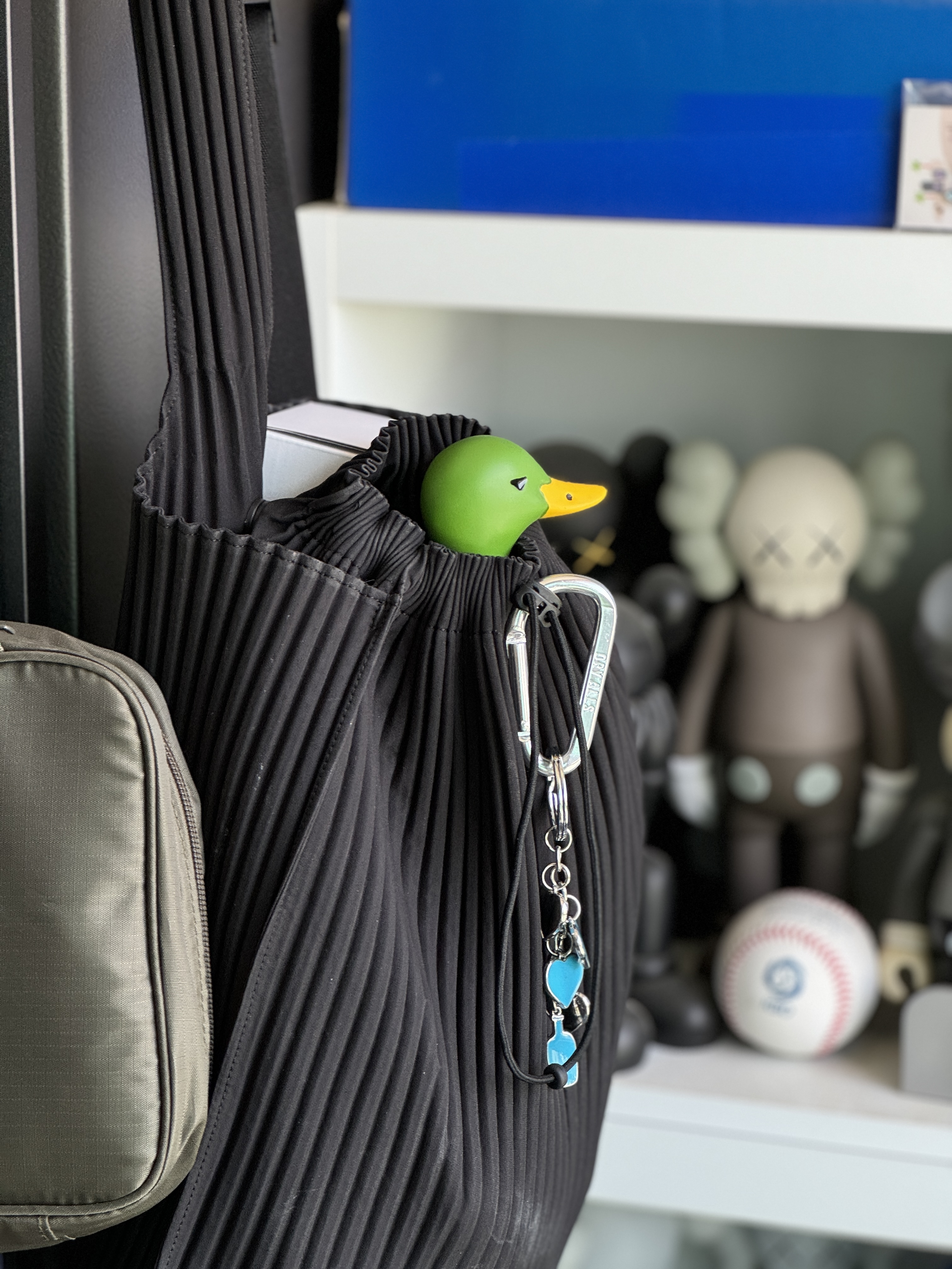 Human Made Duck Compact Umbrella Black 착용 스타일