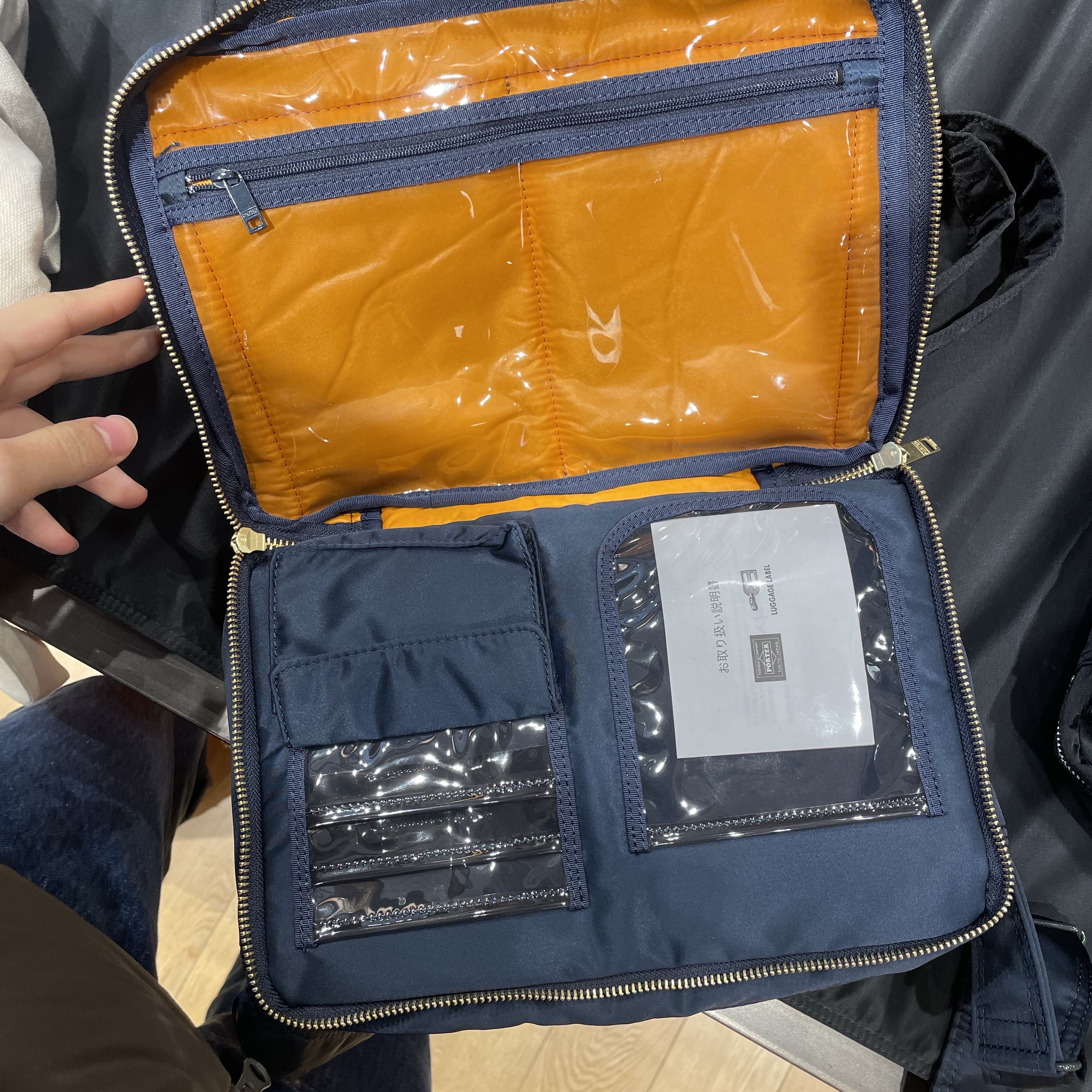 Porter Tanker Shoulder Bag L Iron Blue 착용 스타일