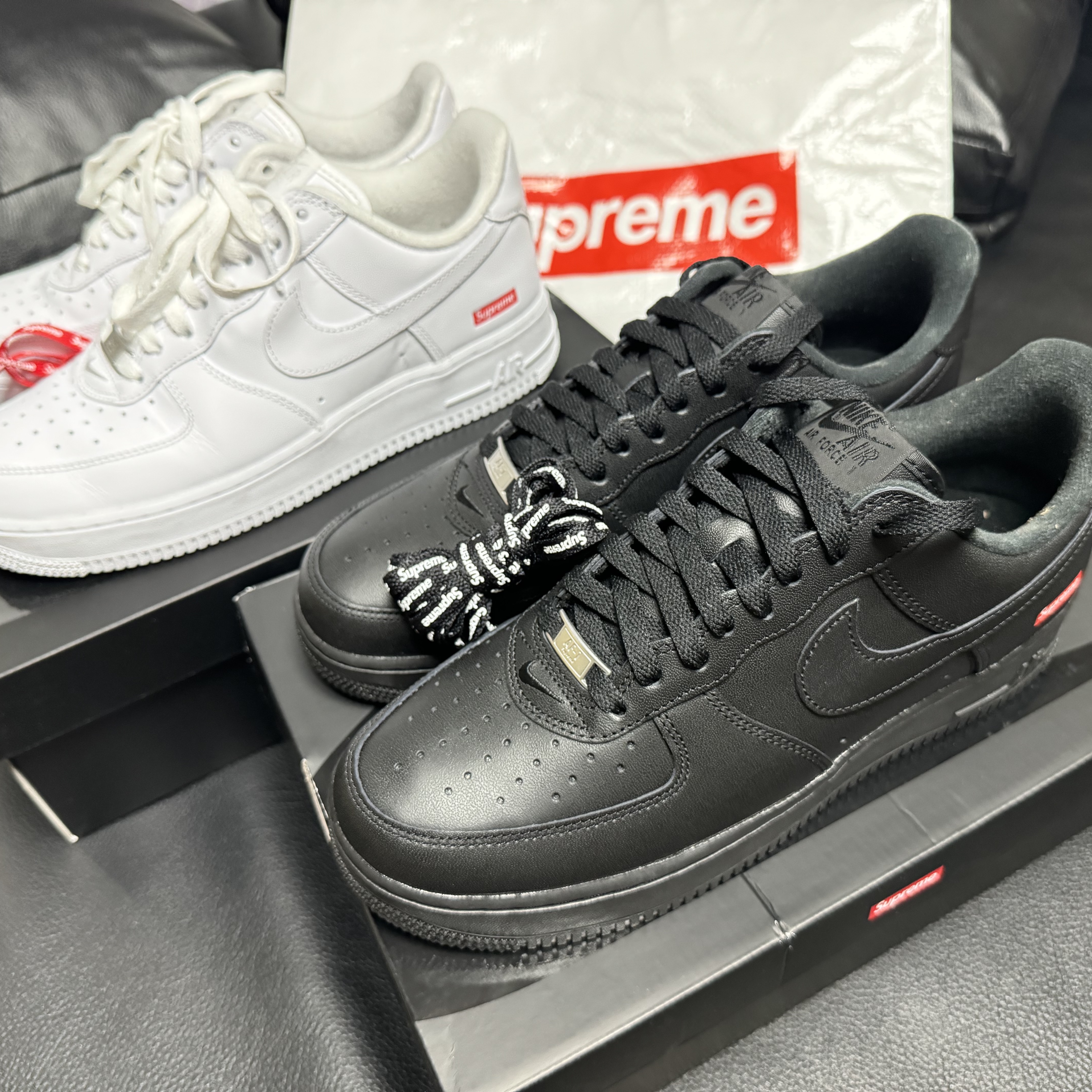 Nike x Supreme Air Force 1 Low White, Nike x Supreme Air Force 1 Low Black 착용 스타일 - 2