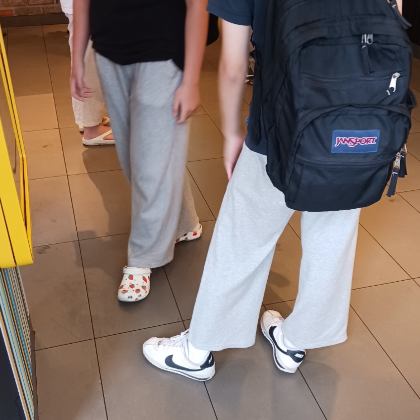 Crocs Echo Clog Bone Black, Nike Cortez White Black 착용 스타일 - 2
