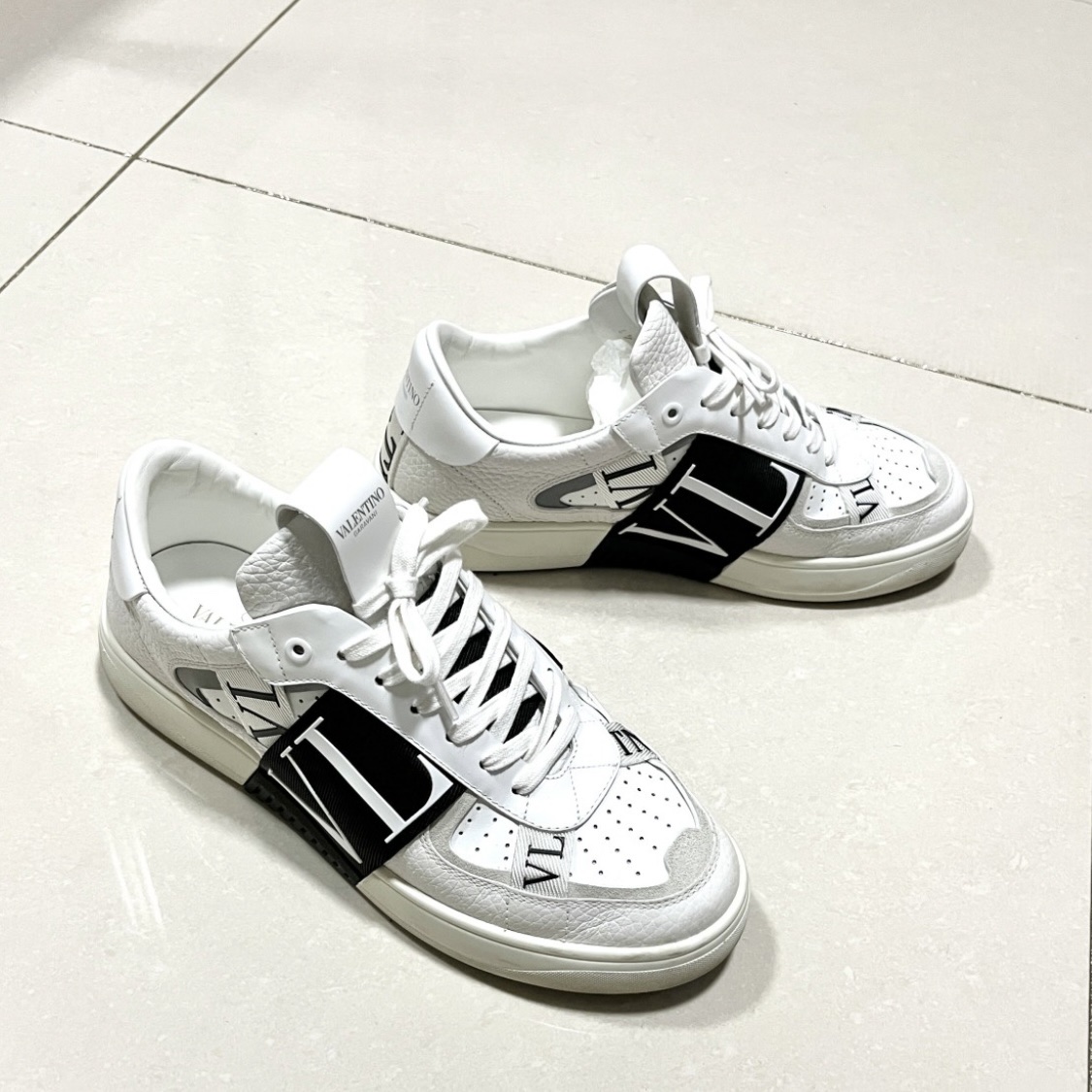 Valentino Calfskin Mesh VL7N Low-Top Sneakers with Bands White Black 착용 스타일