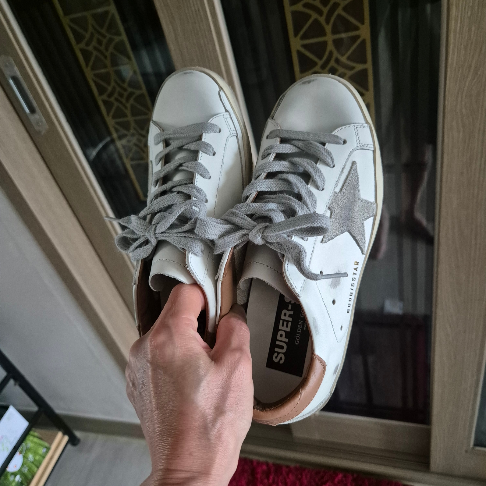 (W) Golden Goose Superstar White Brown Heel Tab Sneakers 착용 스타일