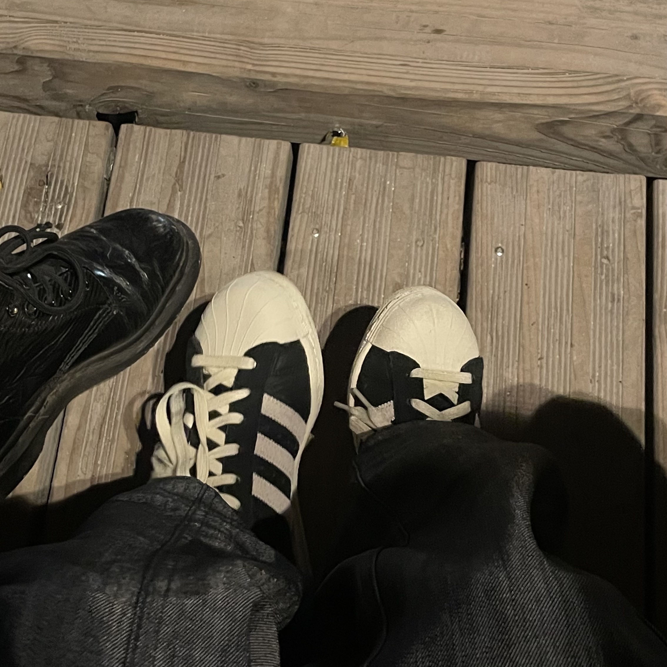 Adidas Superstar 82 Black White 착용 스타일 - 2