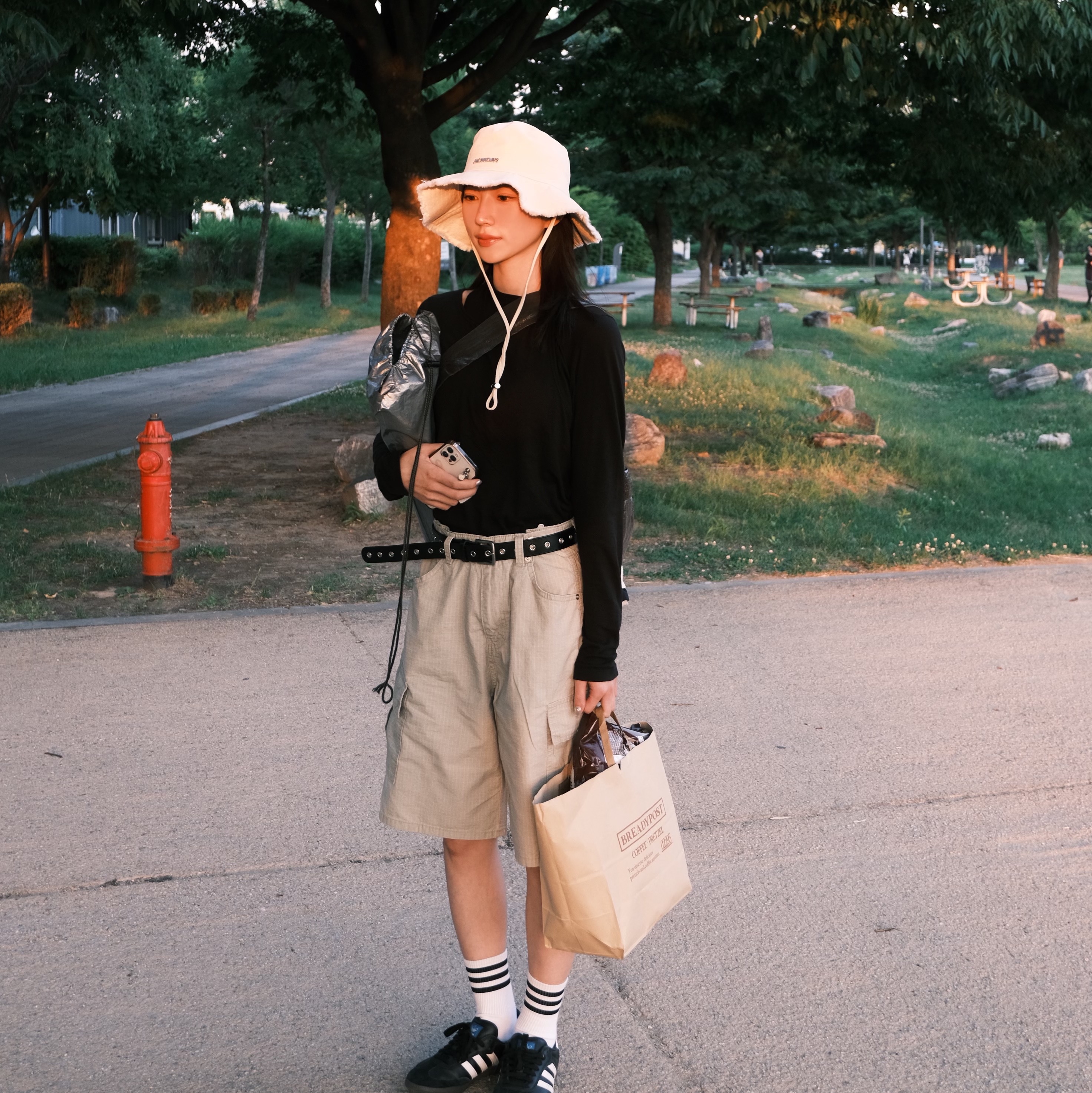 Adidas Samba ADV Black, Jacquemus Le Bob Artichaut Bucket Hat Off White 착용 스타일 - 1