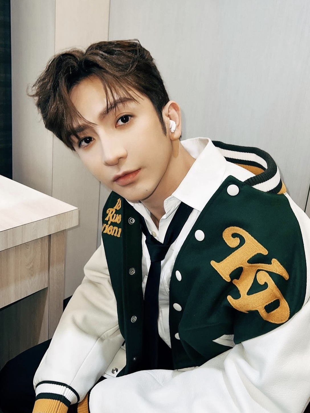 Kenzo x Verdy Varsity Jacket Dark Khaki 착용 스타일 - 2