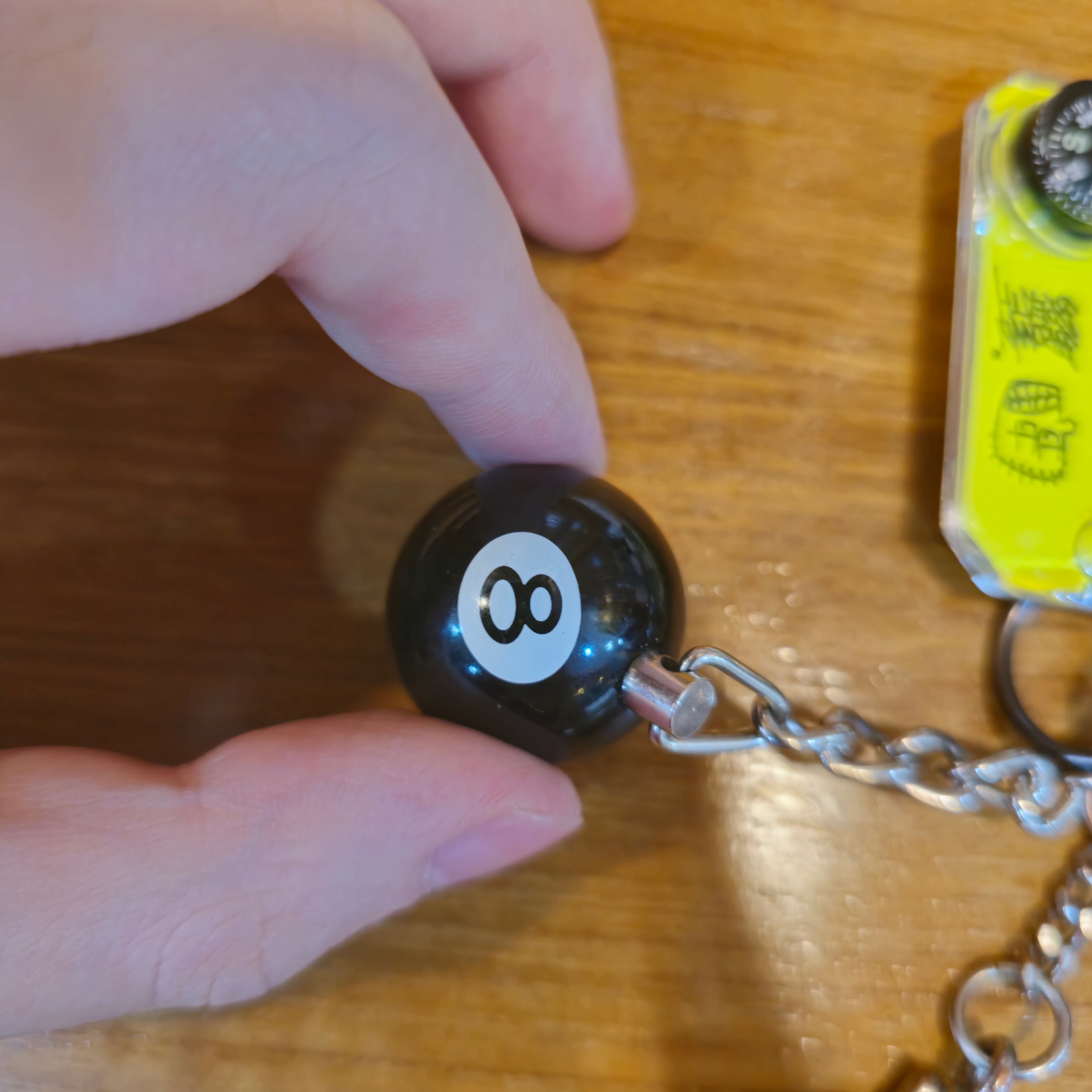 Stussy 8 Ball Keychain Black 착용 스타일