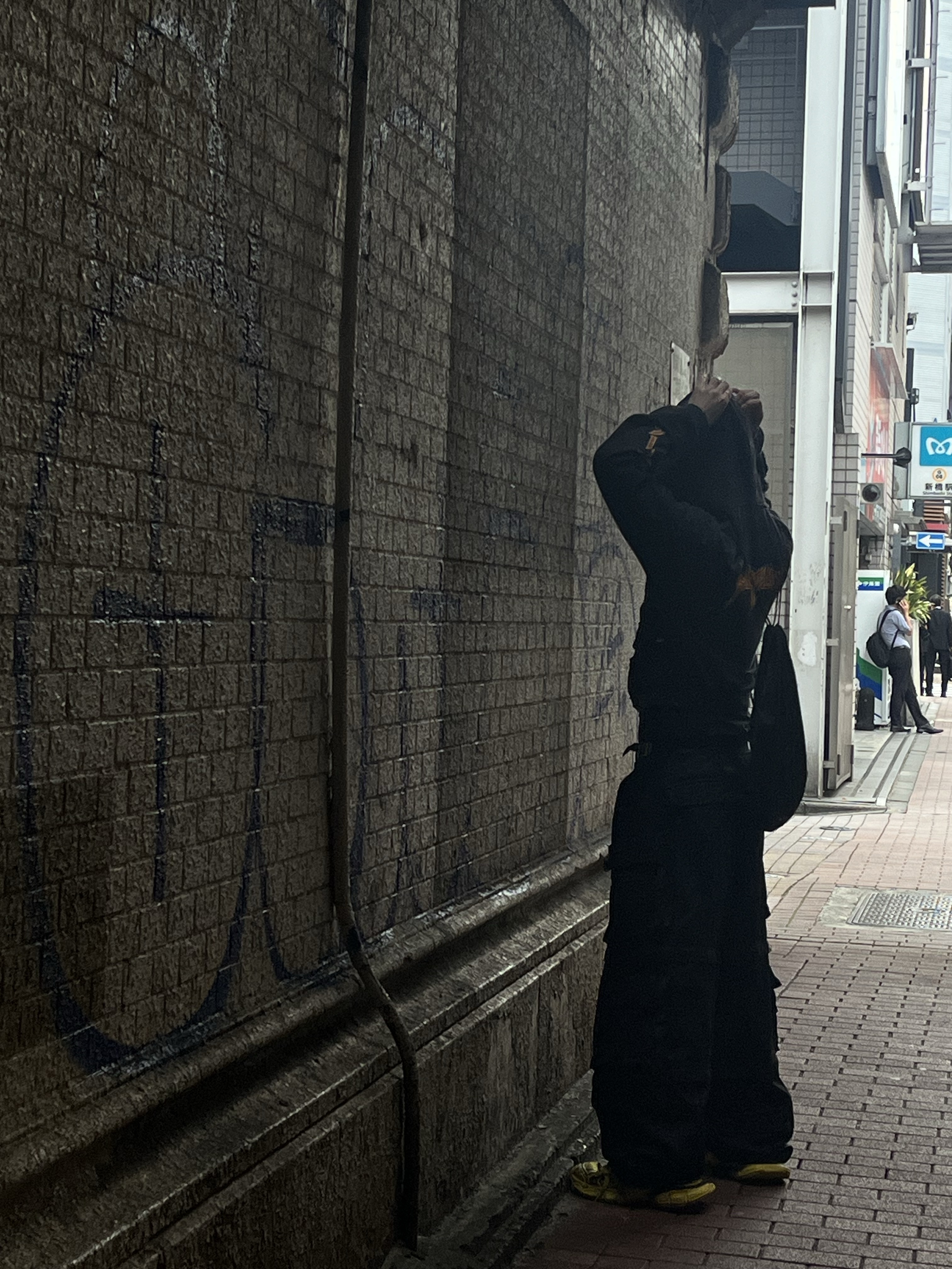 Balenciaga 3XL Sneakers Yellow Black, Project G/R Oversized Convertible Cargo Pants Coated Black 착용 스타일 - 4