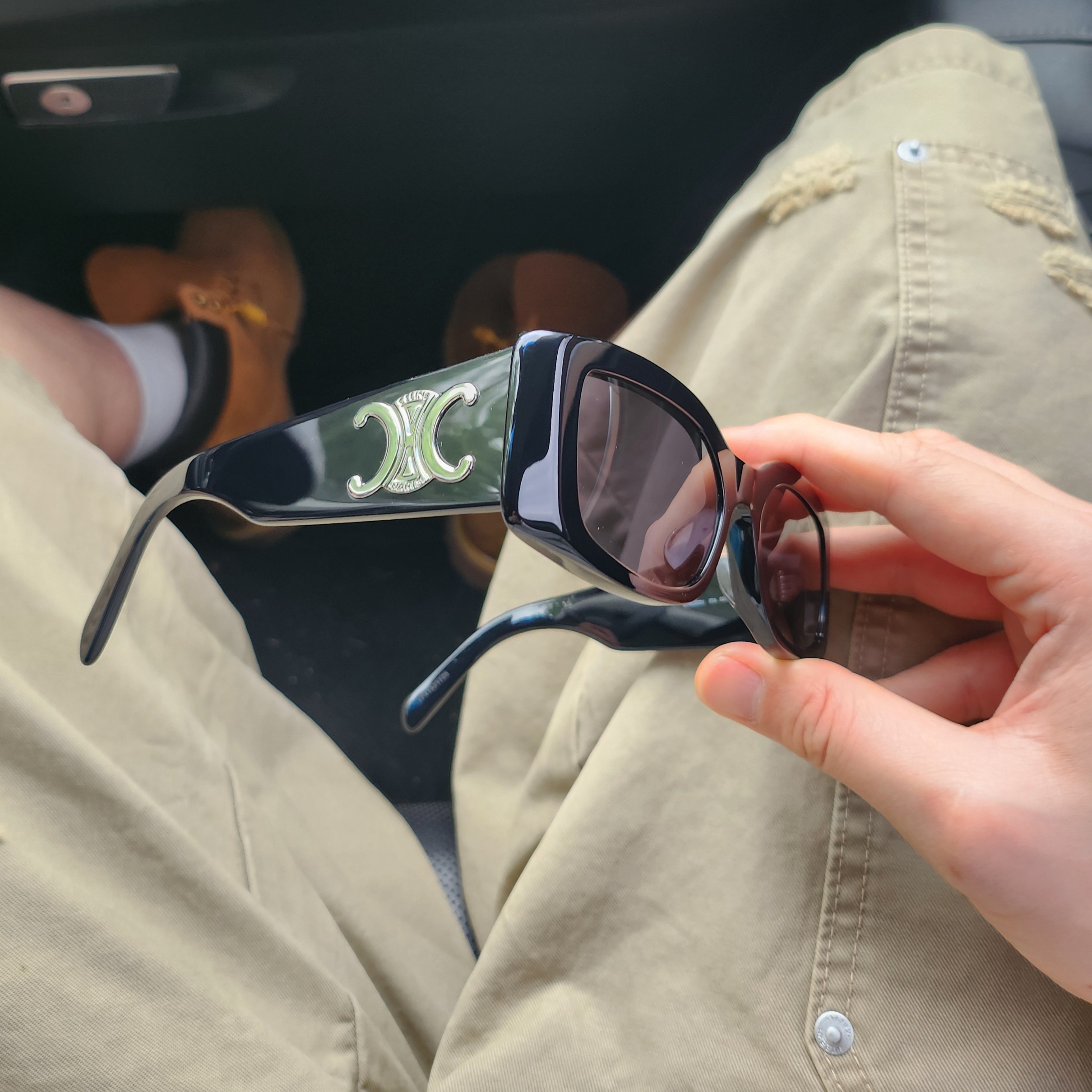 (W) Celine Triomphe XL 01 Sunglasses in Acetate Black 착용 스타일 - 2