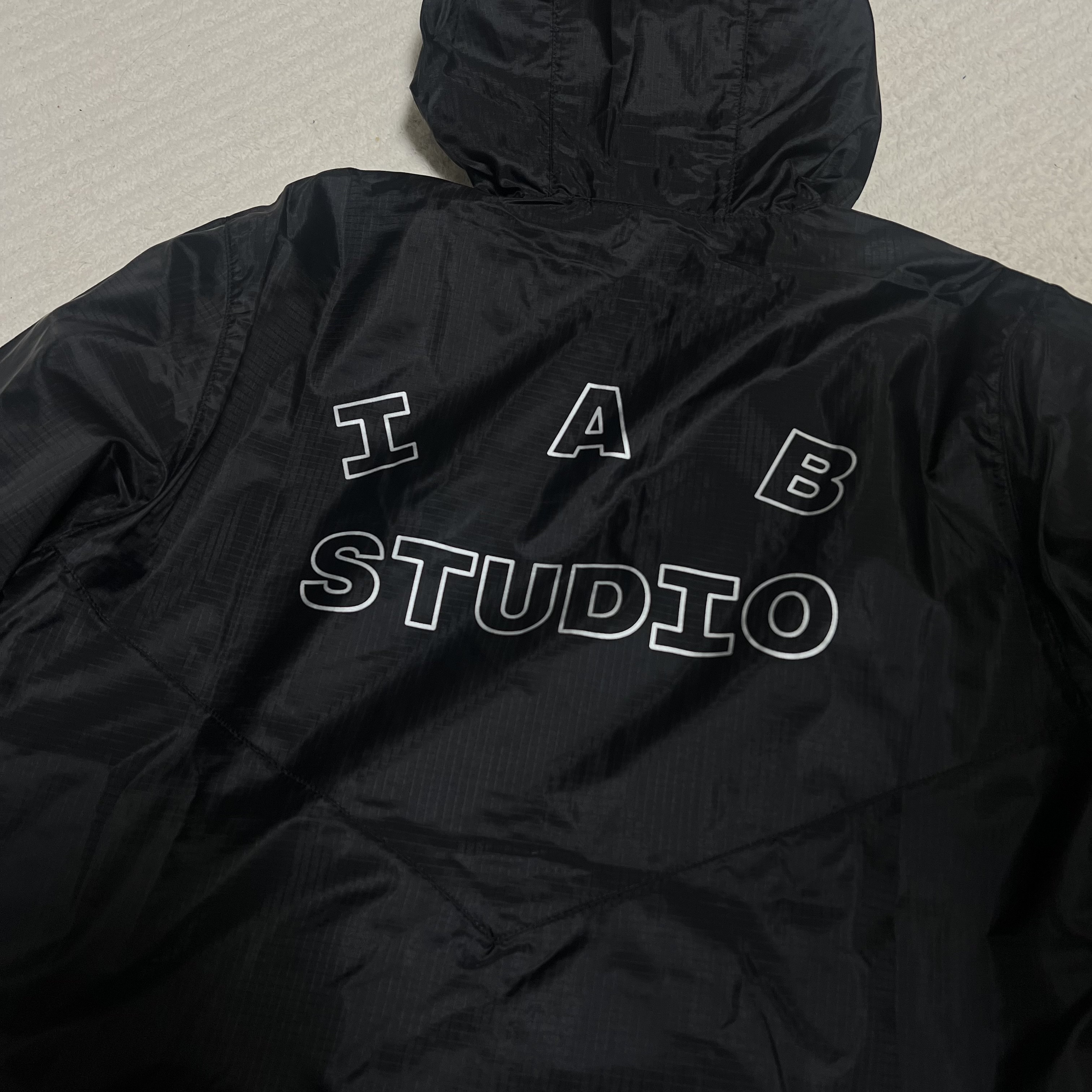 IAB Studio Ripstop Wind Jacket Black 착용 스타일