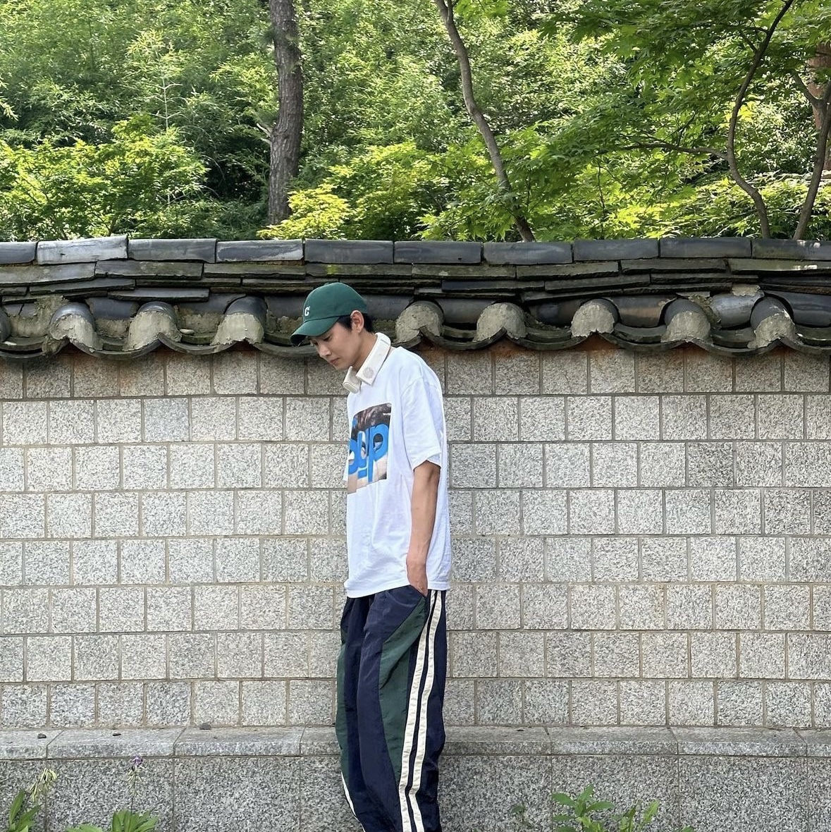 Supreme Perfect Season Football Jersey White - 23SS, Nike Air More Uptempo Slide Black White 착용 스타일 - 4