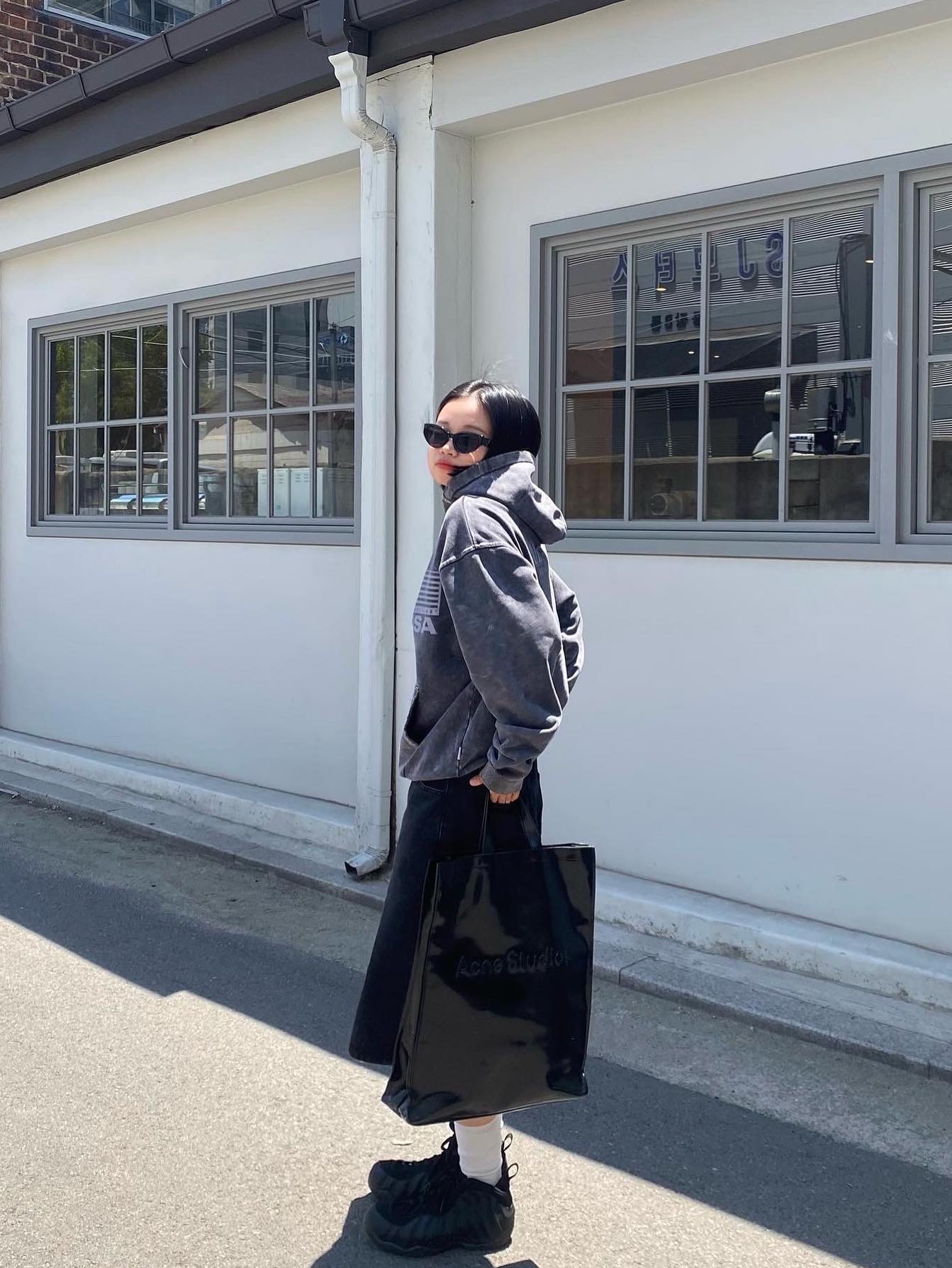 Acne Studios Logo Tote Bag Black, Nike Air Foamposite One Black Anthracite 착용 스타일 - 2