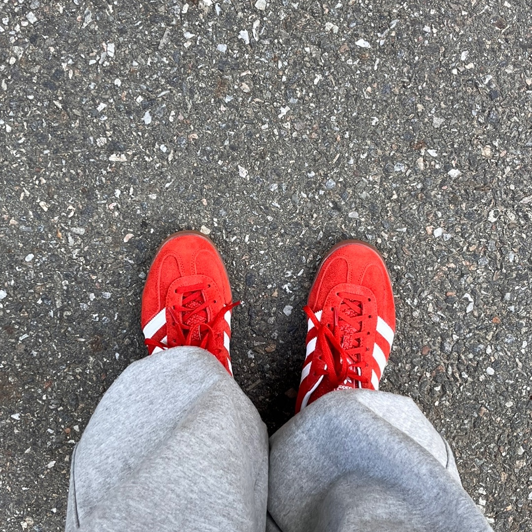 (W) Adidas Gazelle Indoor Bold Orange Cloud White 착용 스타일