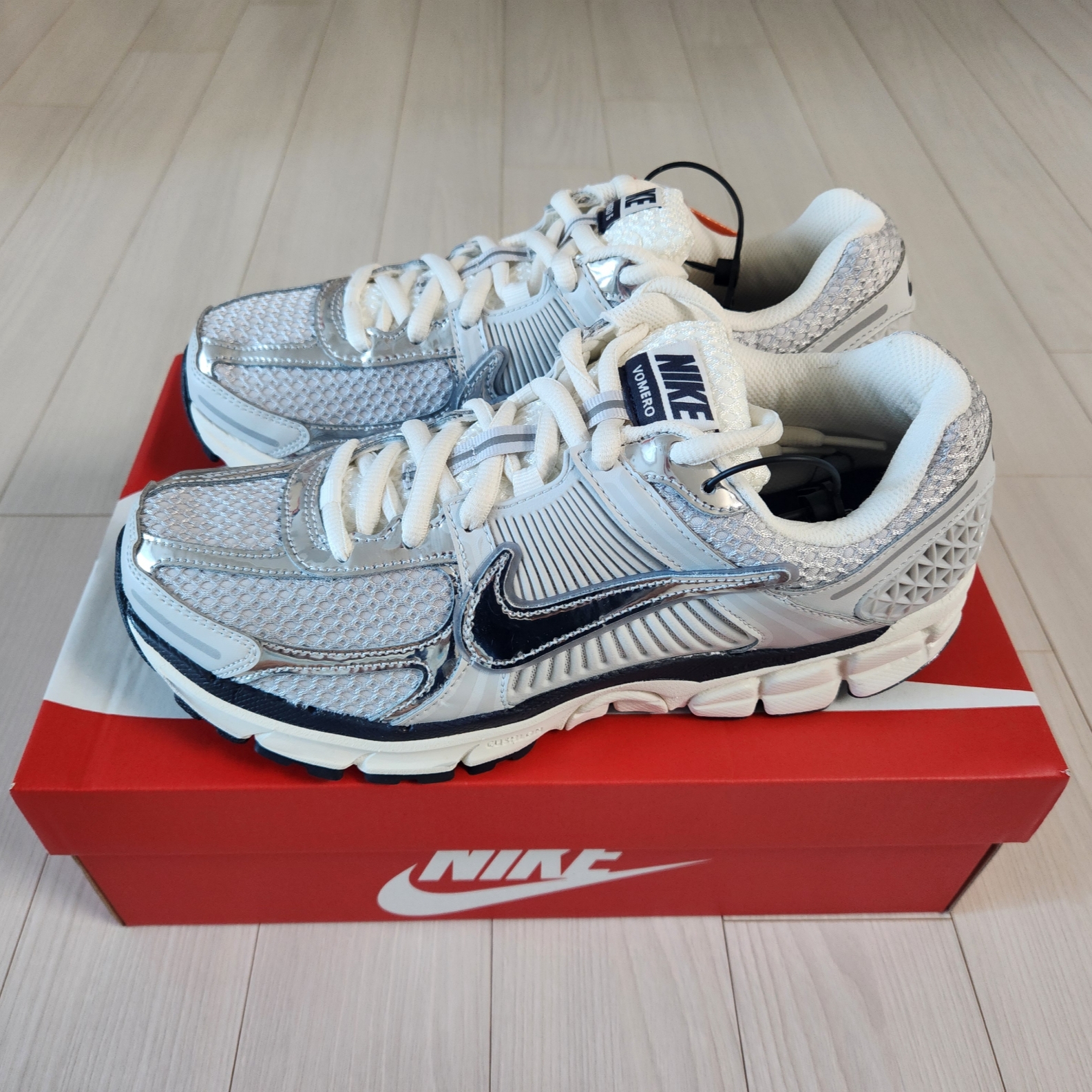Nike Zoom Vomero 5 Photon Dust Gridiron 착용 스타일