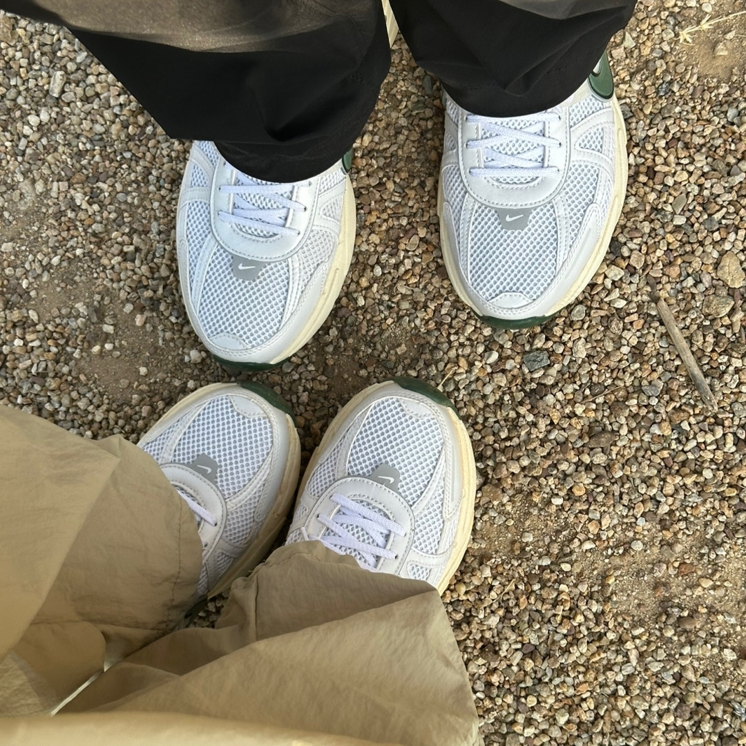 Nike V2K Run White Fir 착용 스타일 - 1