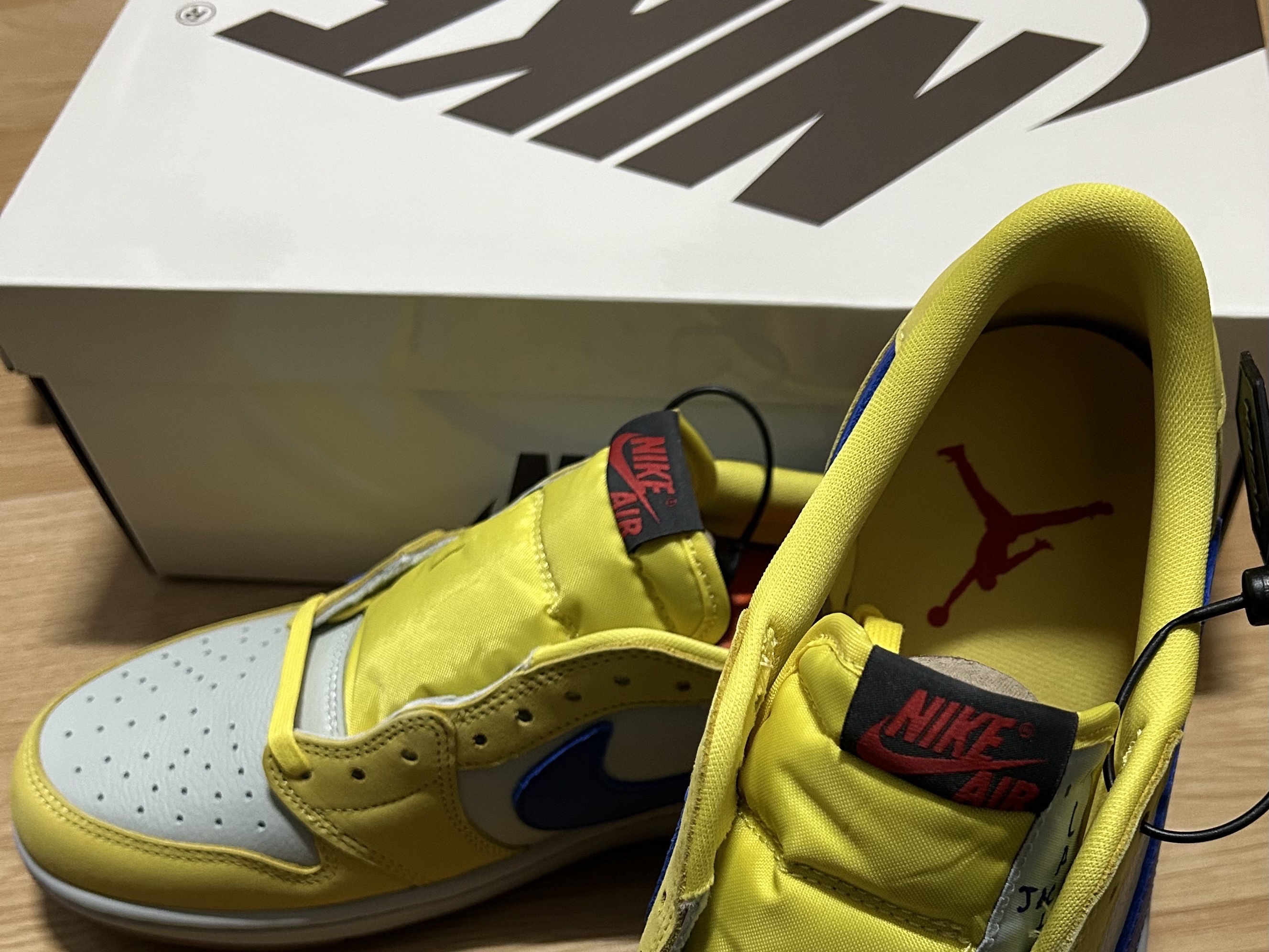 (W) Jordan 1 x Travis Scott Retro Low OG SP Canary 착용 스타일 - 3
