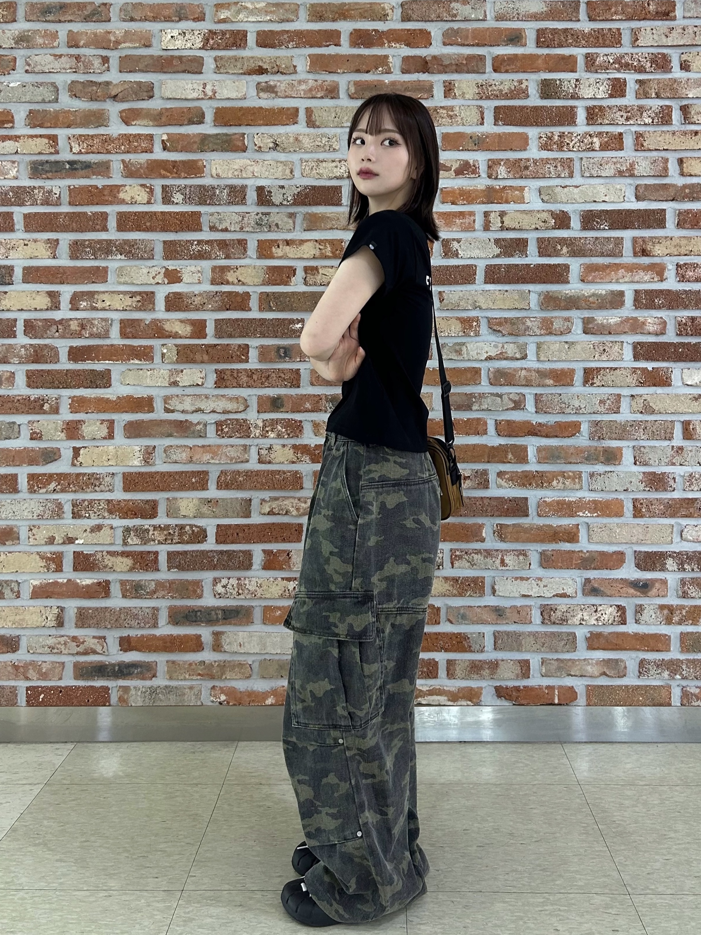 (Kids) Deus Ex Machina College Seoul T-Shirt Black, Adidas Adilette Clog Black White 착용 스타일 - 1