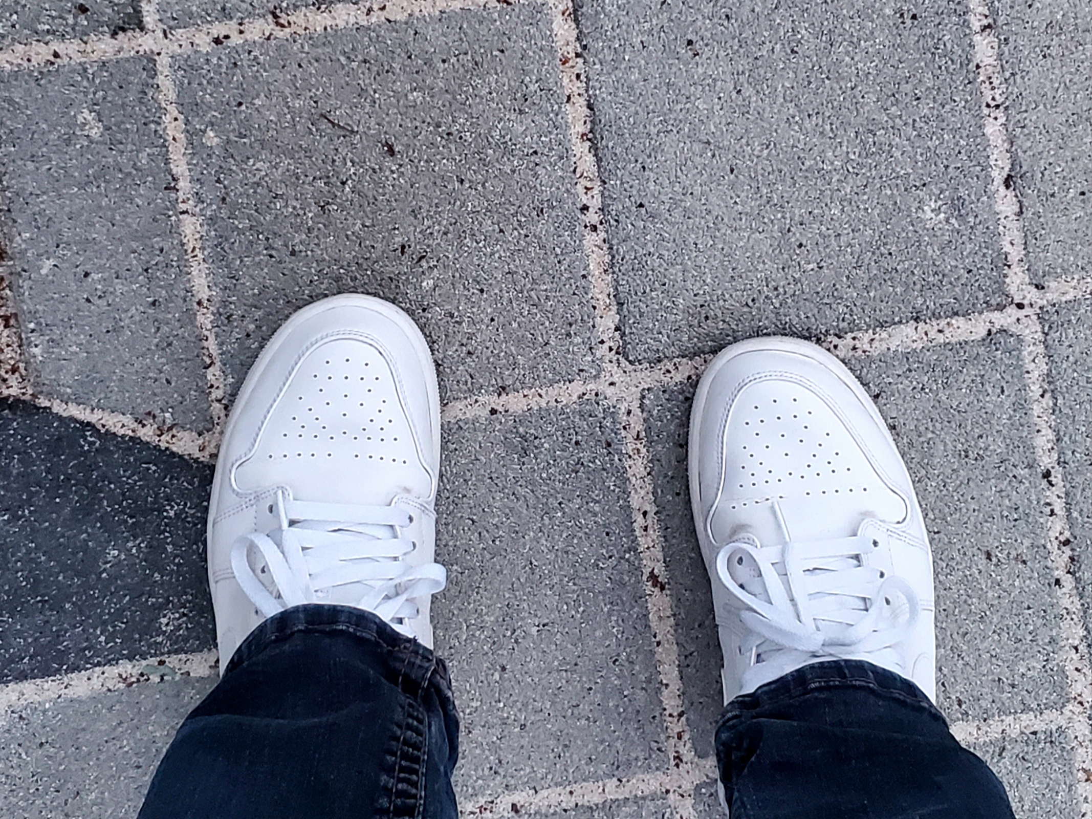 Jordan 1 Low Triple White 착용 스타일