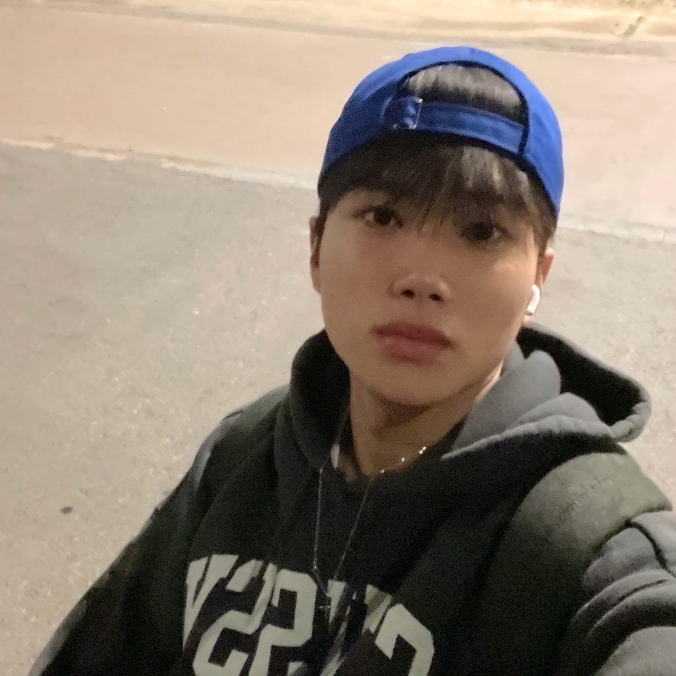 Stussy International Relaxed Hoodie Washed Black, Stussy Basic New Era 9Twenty Cap Dark Royal 착용 스타일 - 2
