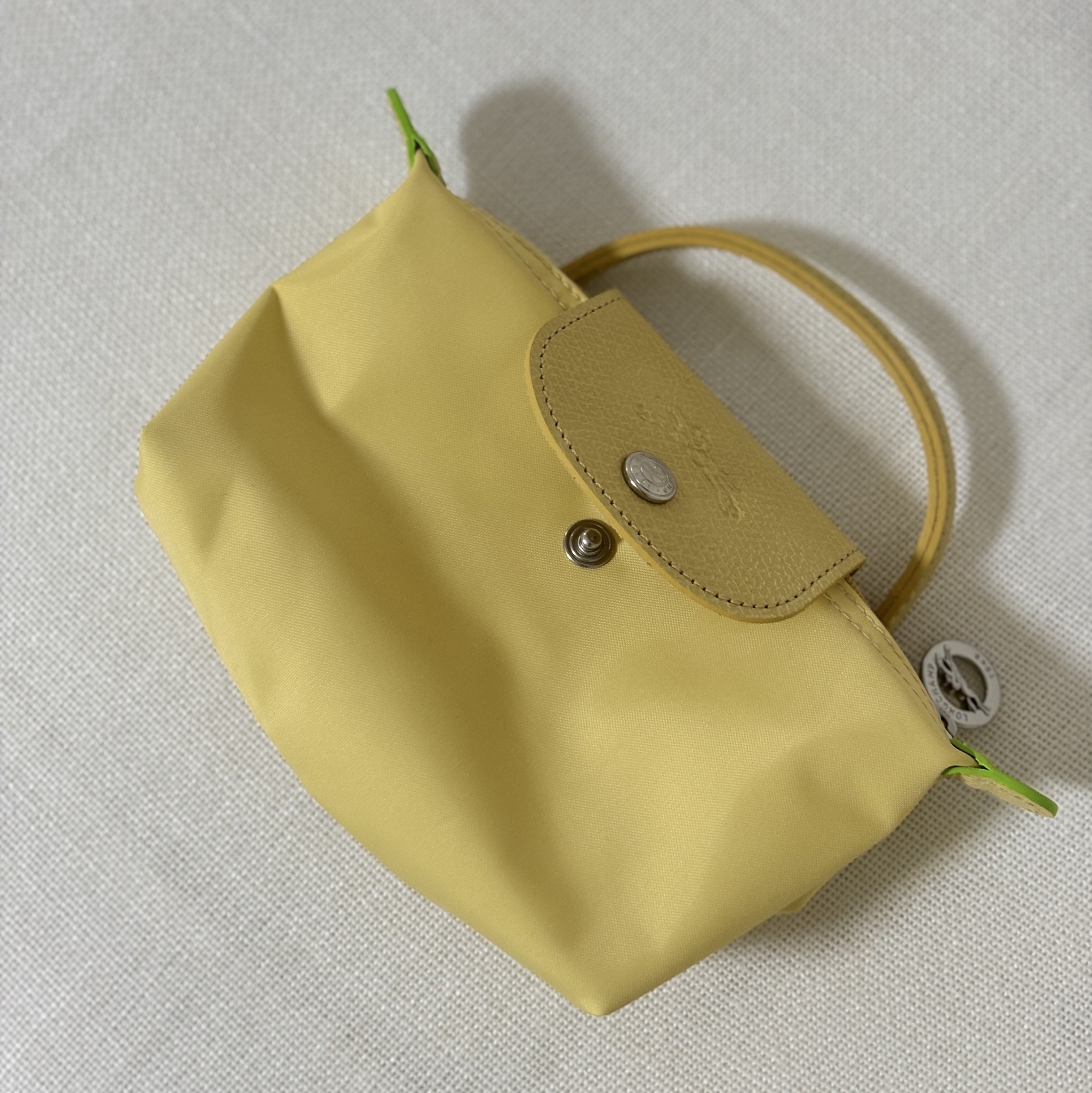 Longchamp Le Pliage Green Handle Pouch Yellow 착용 스타일 - 2